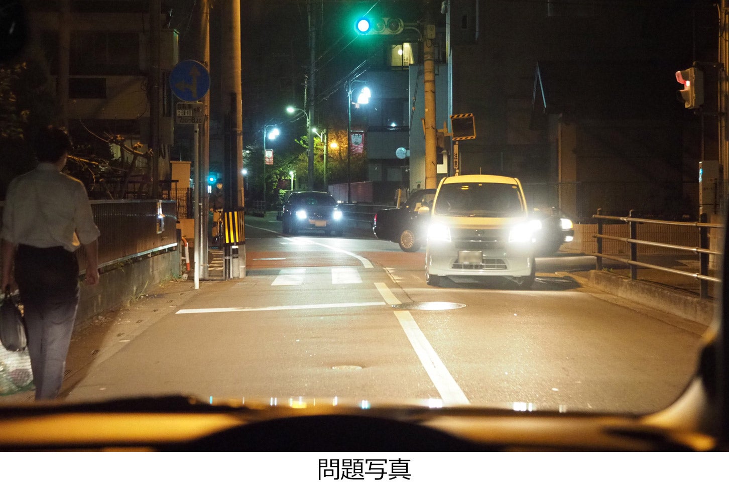 夜間、住宅街の交差点を通過しようとしています。