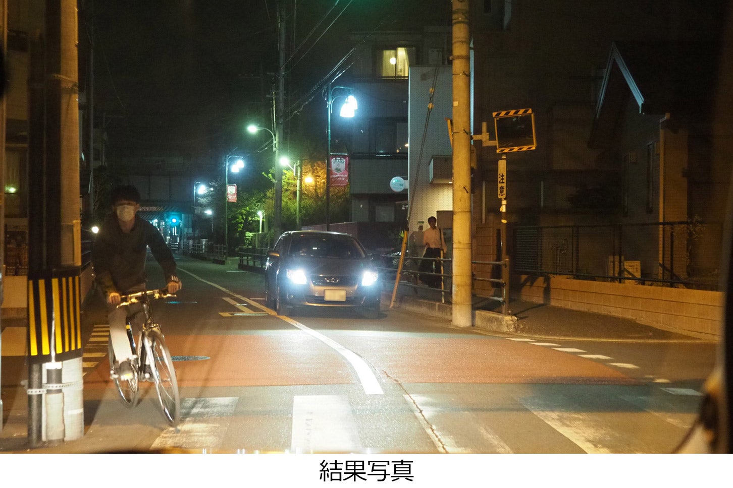 電柱の向こう側から右側通行の無灯火自転車が飛び出してきました。