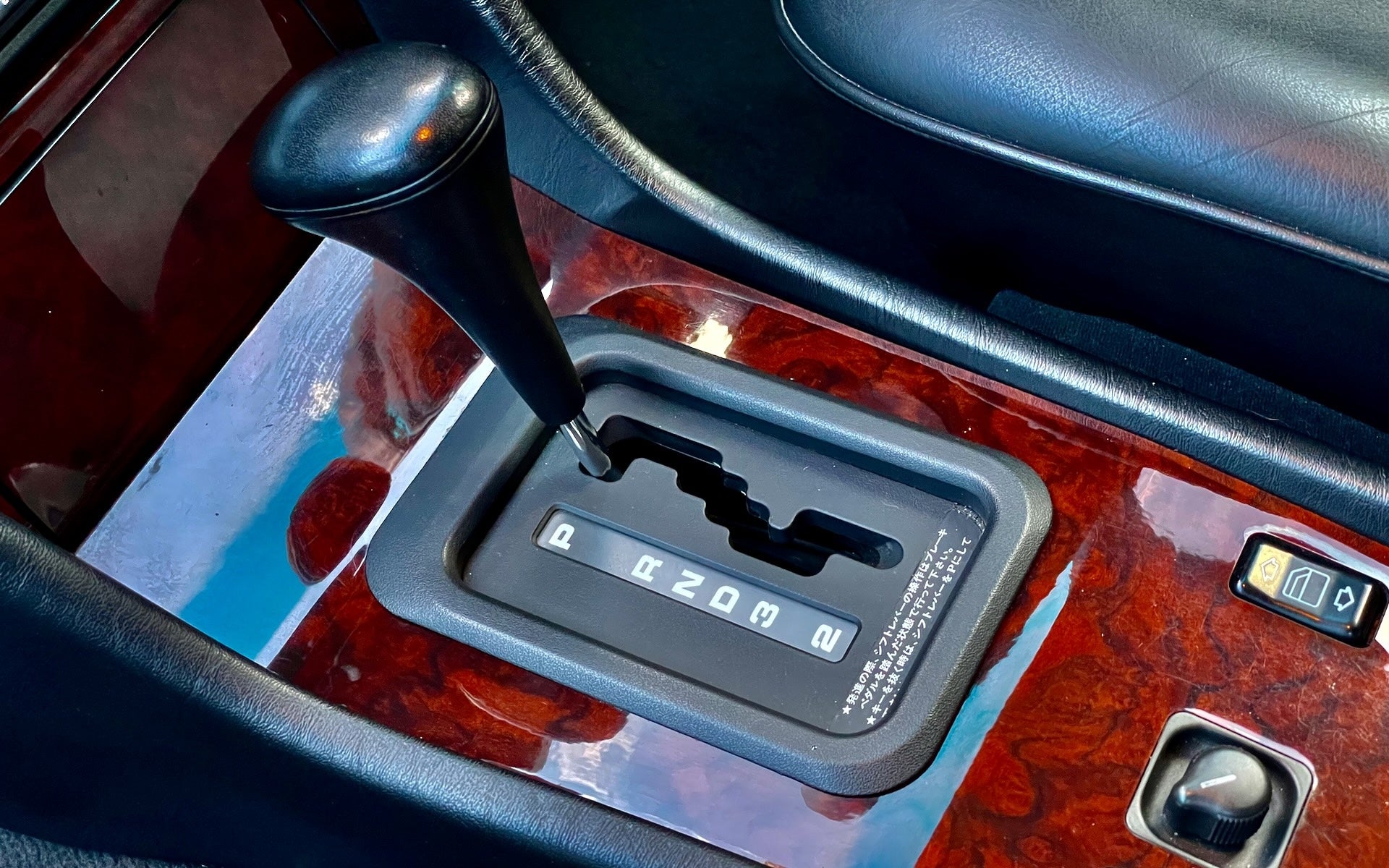 メルセデス・ベンツ W124のスタッガードゲート式シフトレバー