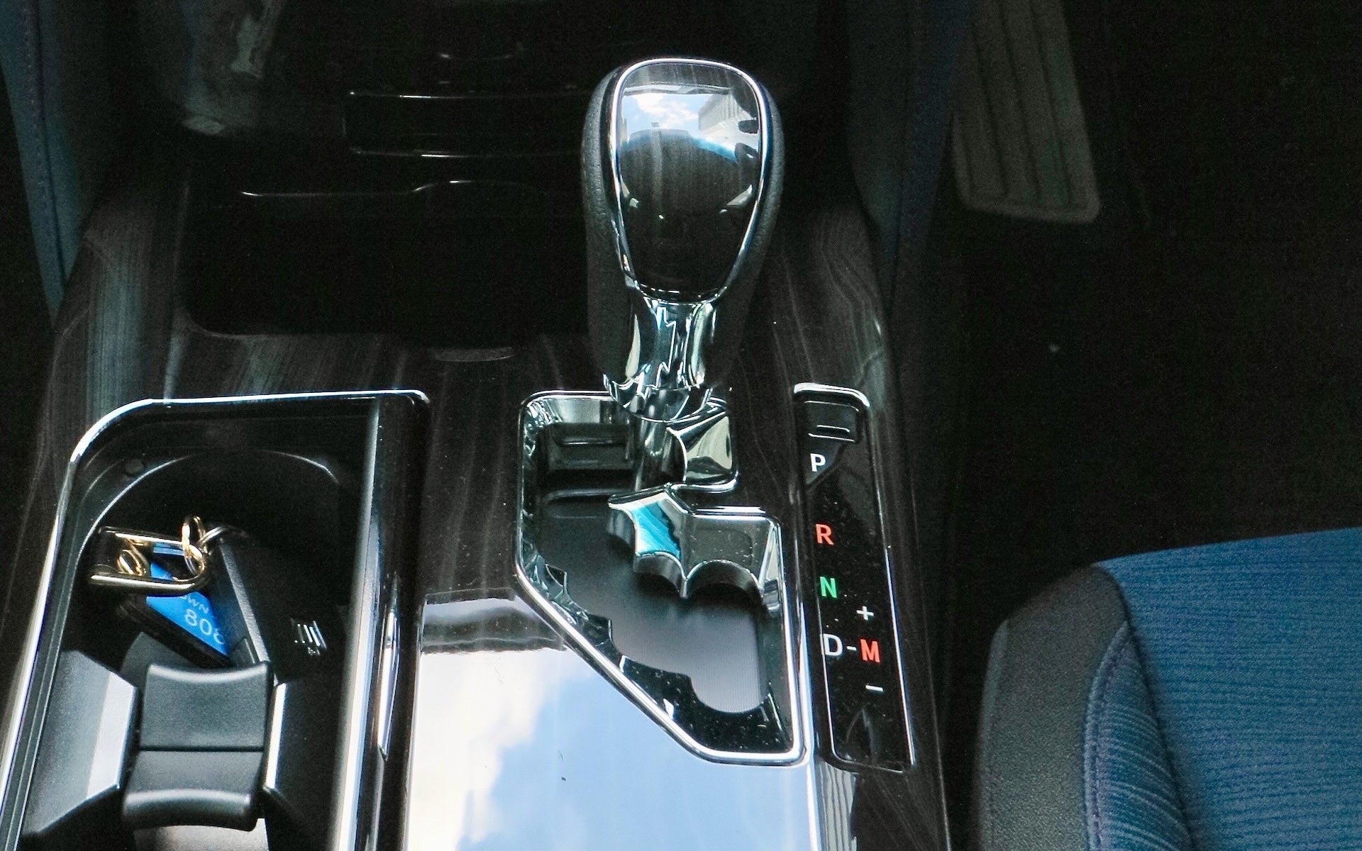 トヨタ クラウン（2015）のスタッガードゲート式シフトレバー