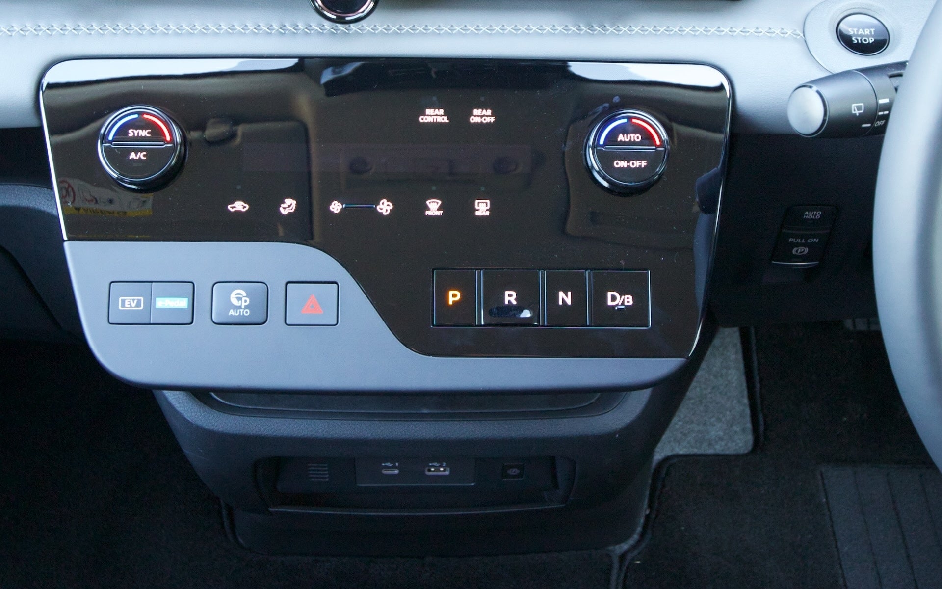 日産 セレナ（2022）のボタン式シフト