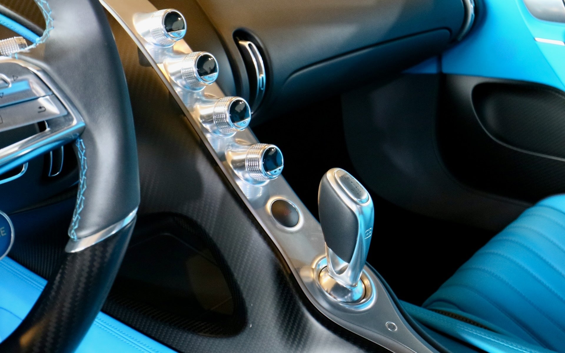 ブガッティ シロン（2016）のジョイスティック式シフト