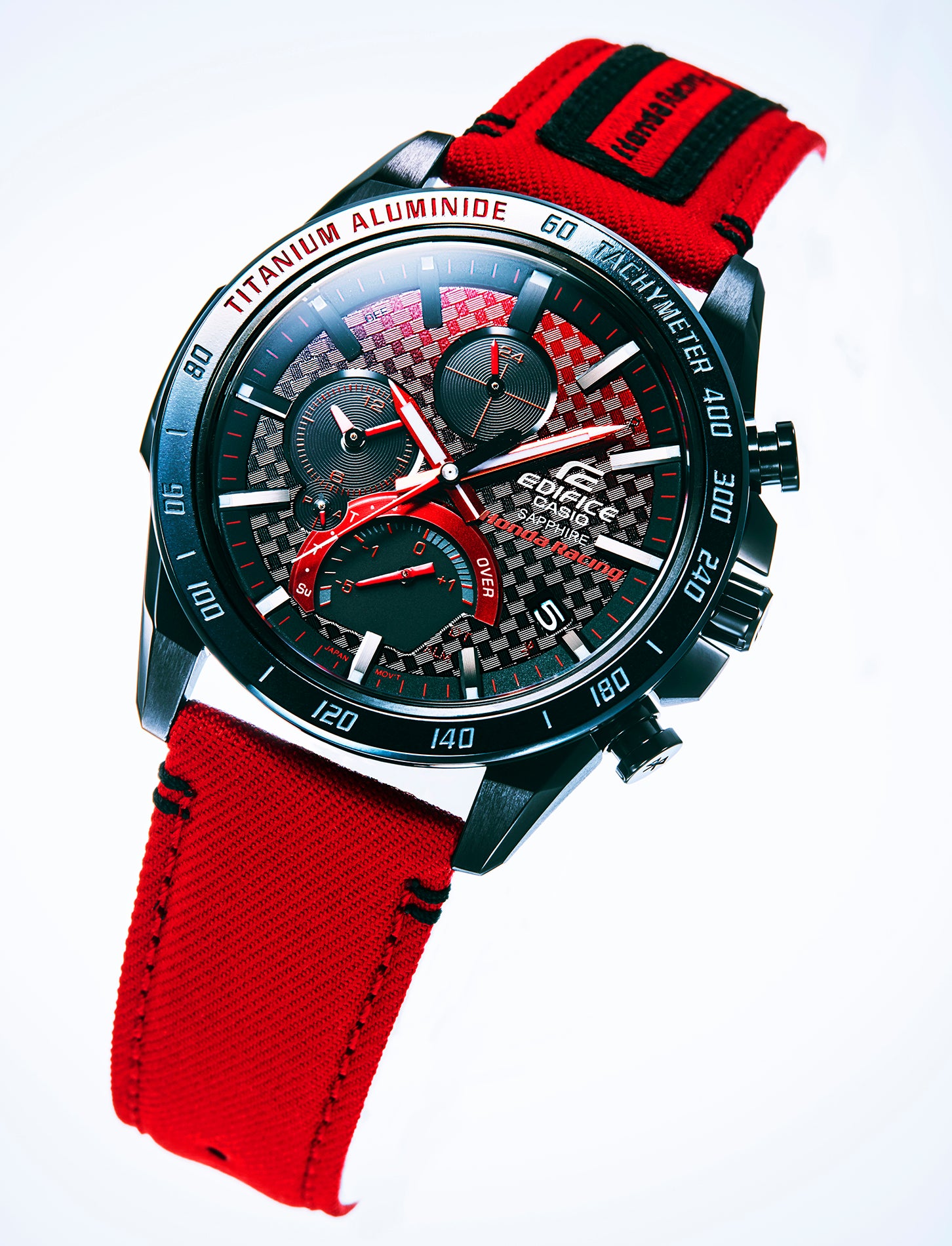 ベゼルにHondaから提供のチタンアルミナイトを採用した「EQB-1000HRS」。ダイヤルカラーはエンジンの燃焼をイメージした赤と黒のグラデーション。2019年10月18日発売