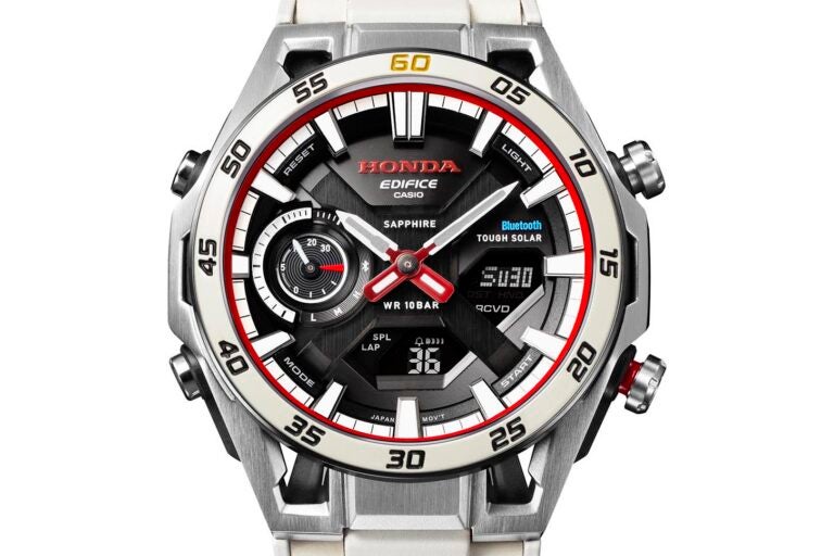 Honda×EDIFICEのコラボ10作目のコンセプトは1965年の「HondaのF1初優勝」だ。この歴史的偉業の60周年を受けて、記念コラボレーションモデル「ECB-2300HR」が誕生した