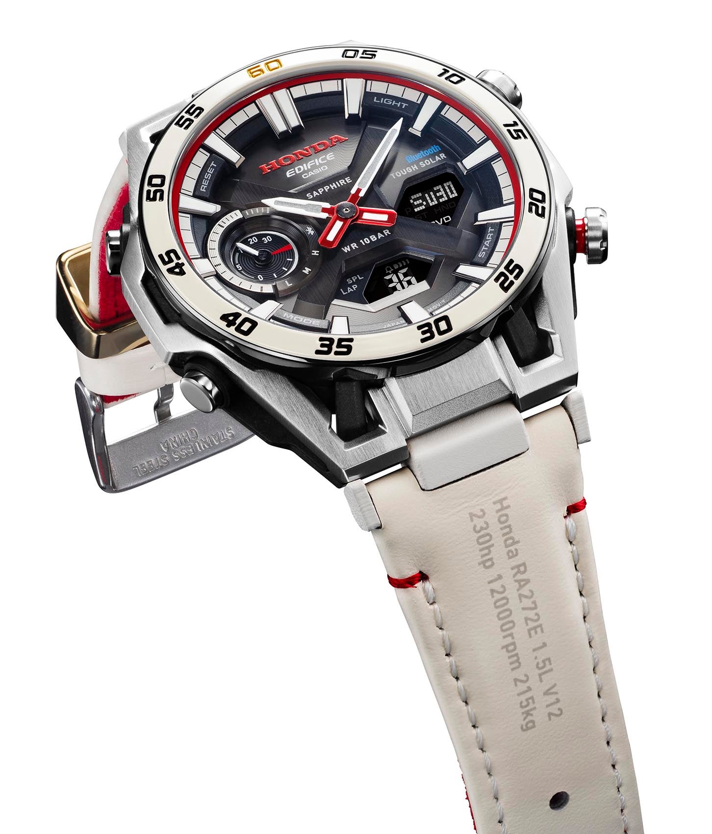 ベゼルに塗布された「チャンピオンシップホワイト」。車両用の塗料だけに、粘度や重みが時計用のそれとはまったく違う。多く塗布されると数字のくぼみが塗料で埋まってしまうため、繊細な作業が要求される。ベゼルトップの60の文字はHondaオリジナルのアニバーサリーロゴで作成された「60」のフォントを忠実に写し取った。一般的には赤色を選ぶところだが、ゴールドカラーを採用し、優勝を演出している