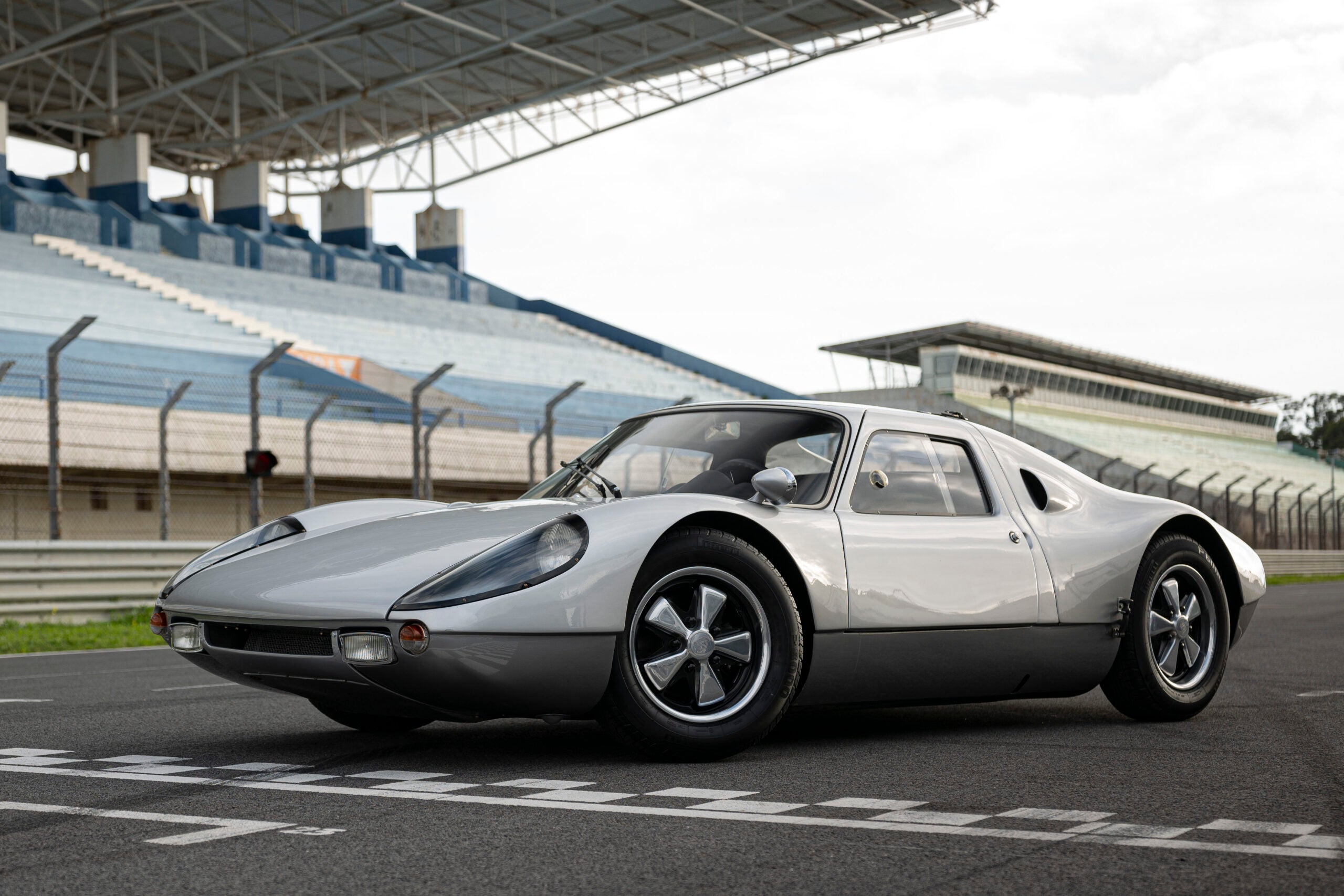 ポルシェ904カレラGTS｜ポルシェ初の「GTS」モデルとして1963年に発表。全高106cmというロープロファイルボディの重量はわずか650kgで、2リッター水平対向4気筒エンジンは180psを発揮。最高速は263km/hに達した。