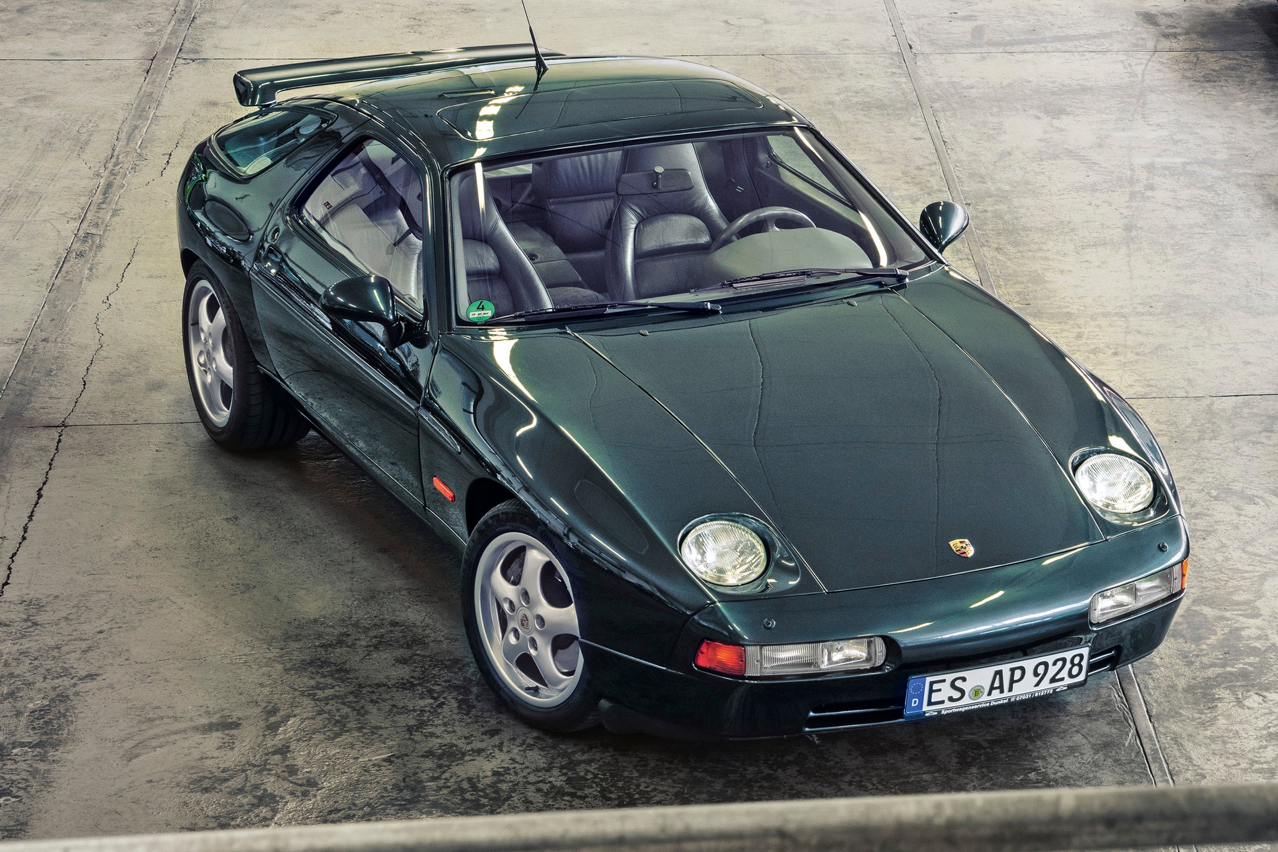 ポルシェ928 GTS｜丸型の電動ポップアップヘッドライトが特徴的なFRのV型8気筒モデルとして、1978年モデルからラインナップされた928。その高性能版として1992年に追加されたのが928 GTSで、排気量を4.5リッターから5.4リッターに拡大し、最高出力350ps、最大トルク500Nmを発揮した。最高速は275km/hをマークする。