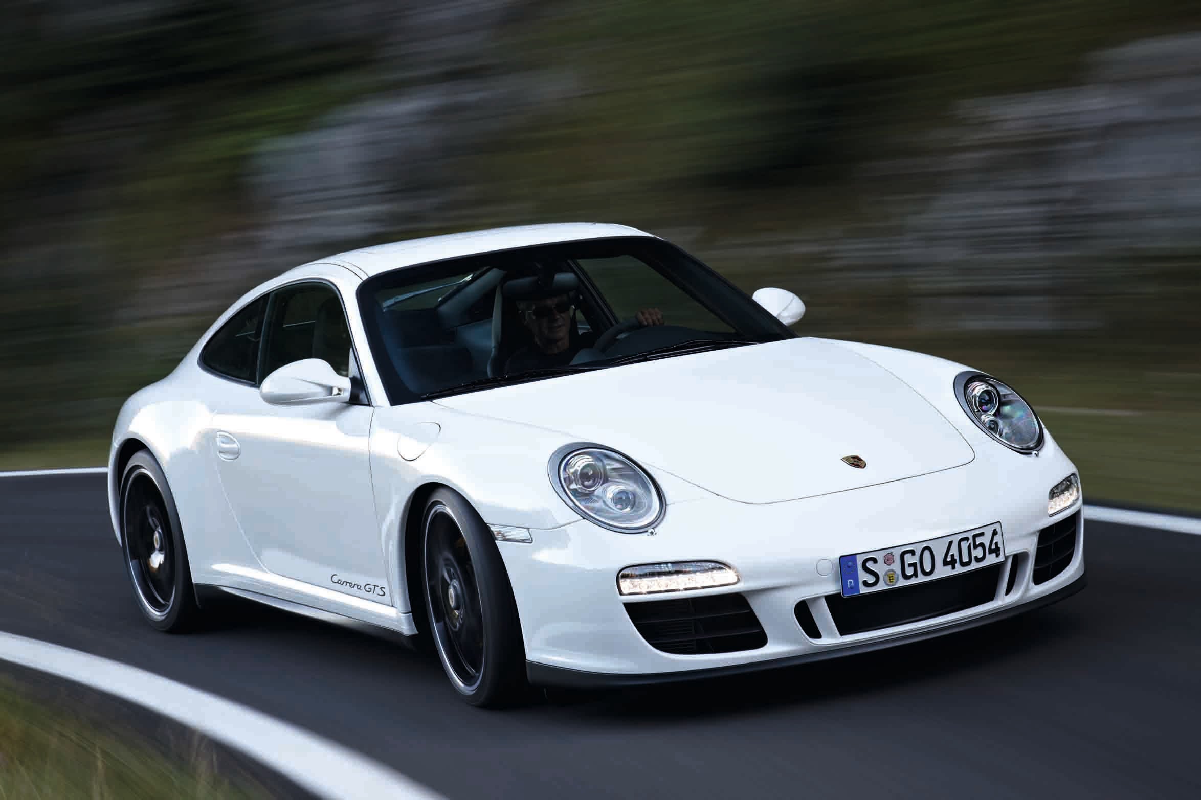 ポルシェ911カレラGTS（997.2型）｜911に初めてGTSが設定されたのは6代目997型の後期からで、2010年に発表。3.8リッター6気筒エンジンは「カレラS」用から23ps上乗せとなる408psを発揮。６速MT車の最高速はカレラSからプラス4km/hとなる306km/hを実現した。クーペの0-100km/h加速は7速PDK仕様で4.2秒。カブリオレも設定された。