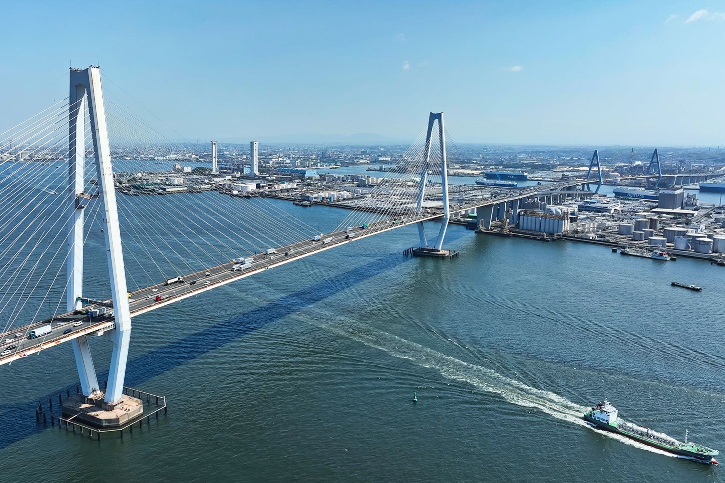 名古屋港の様子。(c)metamorworks – stock.adobe.com