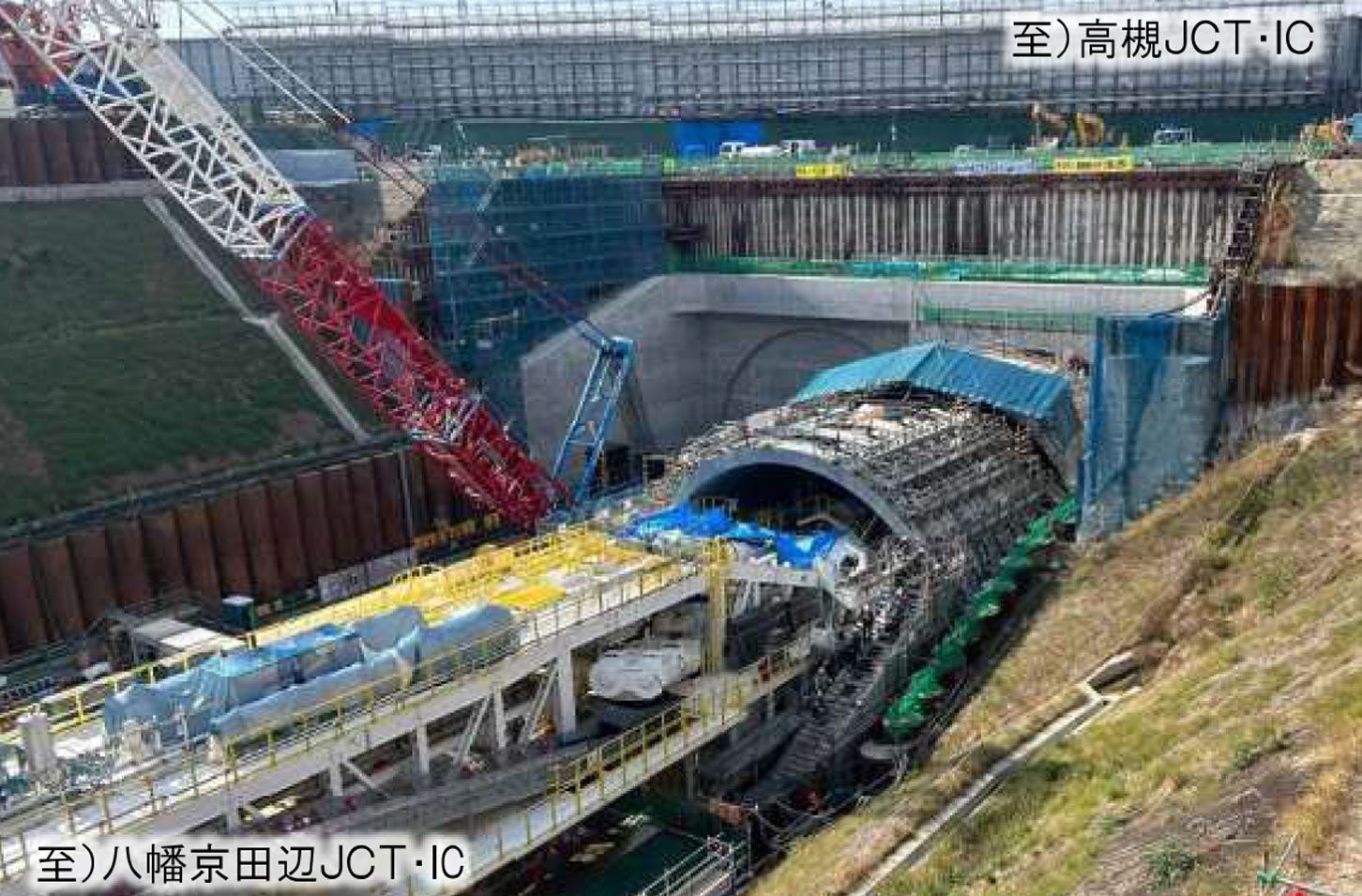 新名神高速 枚方トンネル東坑口部の工事状況。2025年11月撮影。