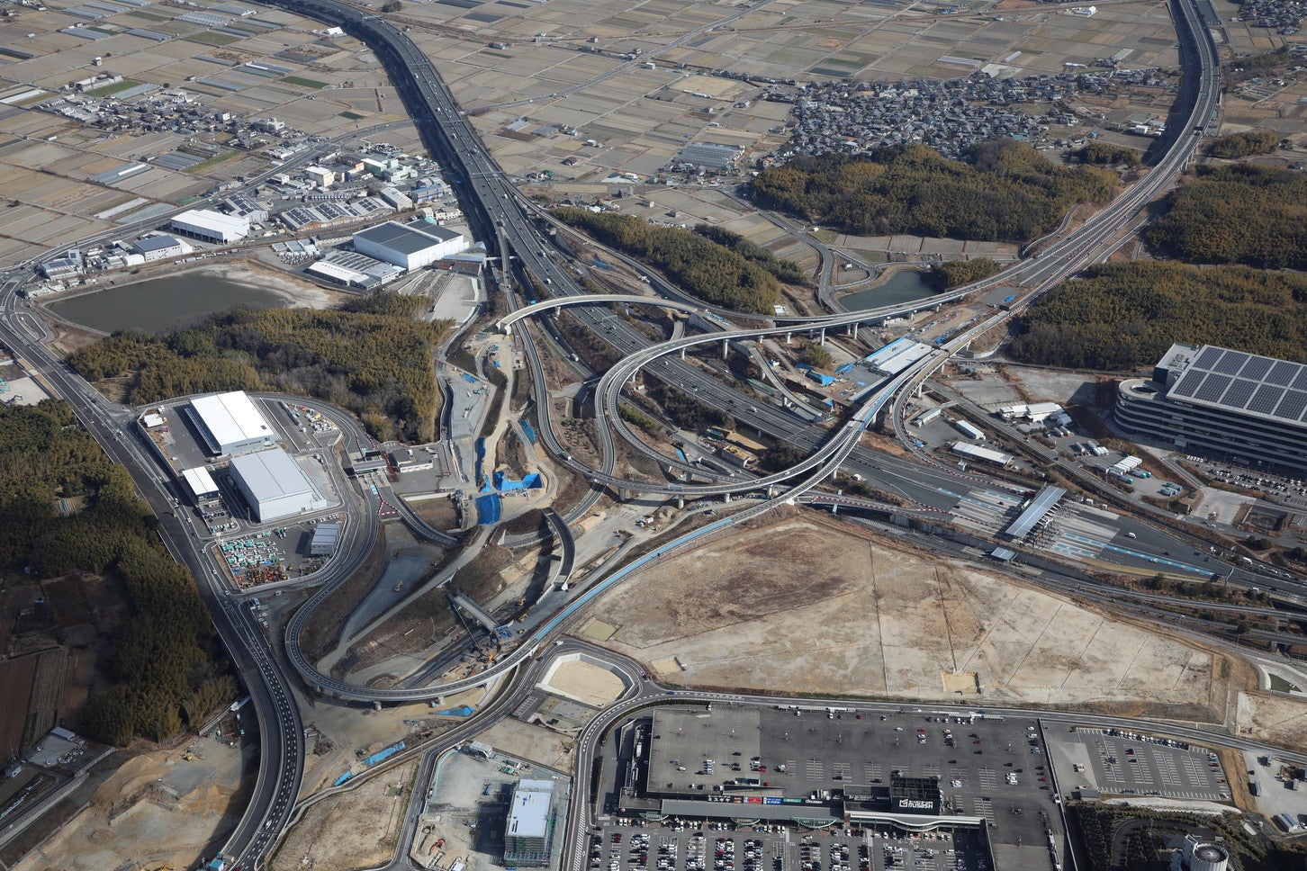 新名神高速 八幡京田辺JCT・IC付近の工事状況。2025年2月撮影。