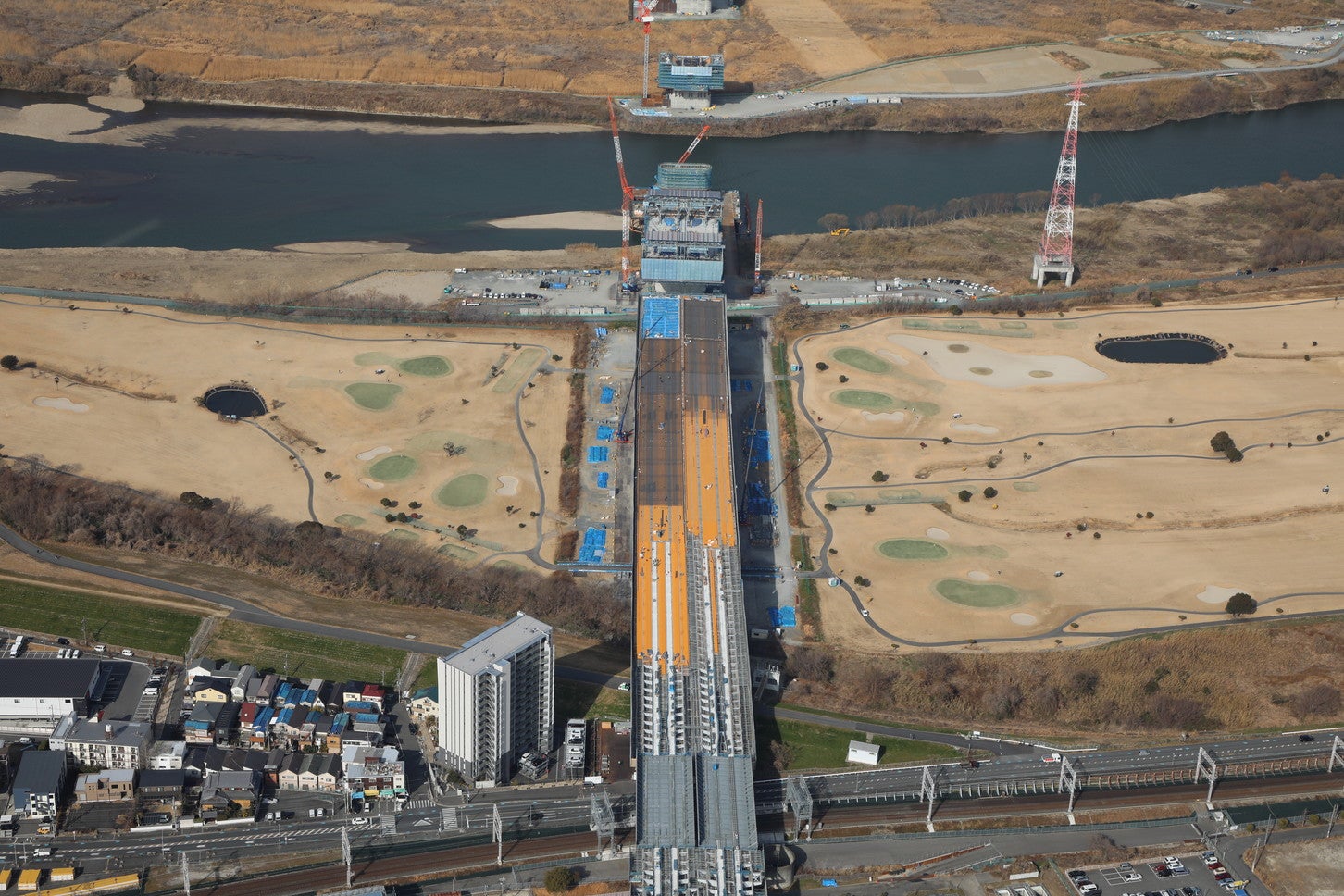 新名神高速 淀川橋付近の工事状況。2025年2月撮影。