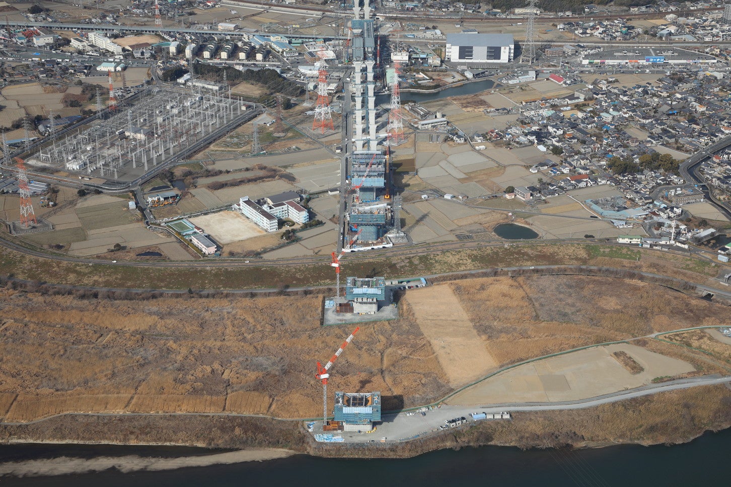 新名神高速 高槻高架橋付近の工事状況。2025年2月撮影。