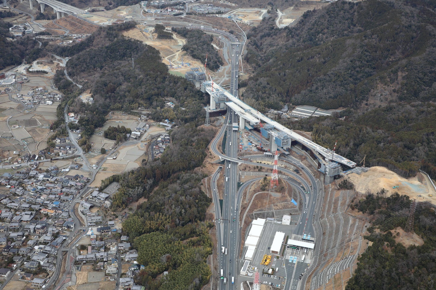 新名神高速 成合第一高架橋付近の工事状況。2025年2月撮影。