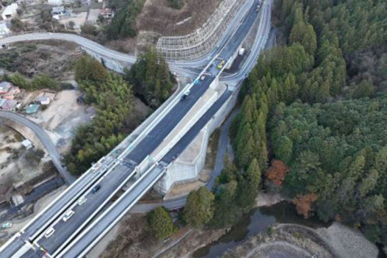 3月14日に開通した「三遠南信道 東栄IC～鳳来峡IC」の工事中の様子。