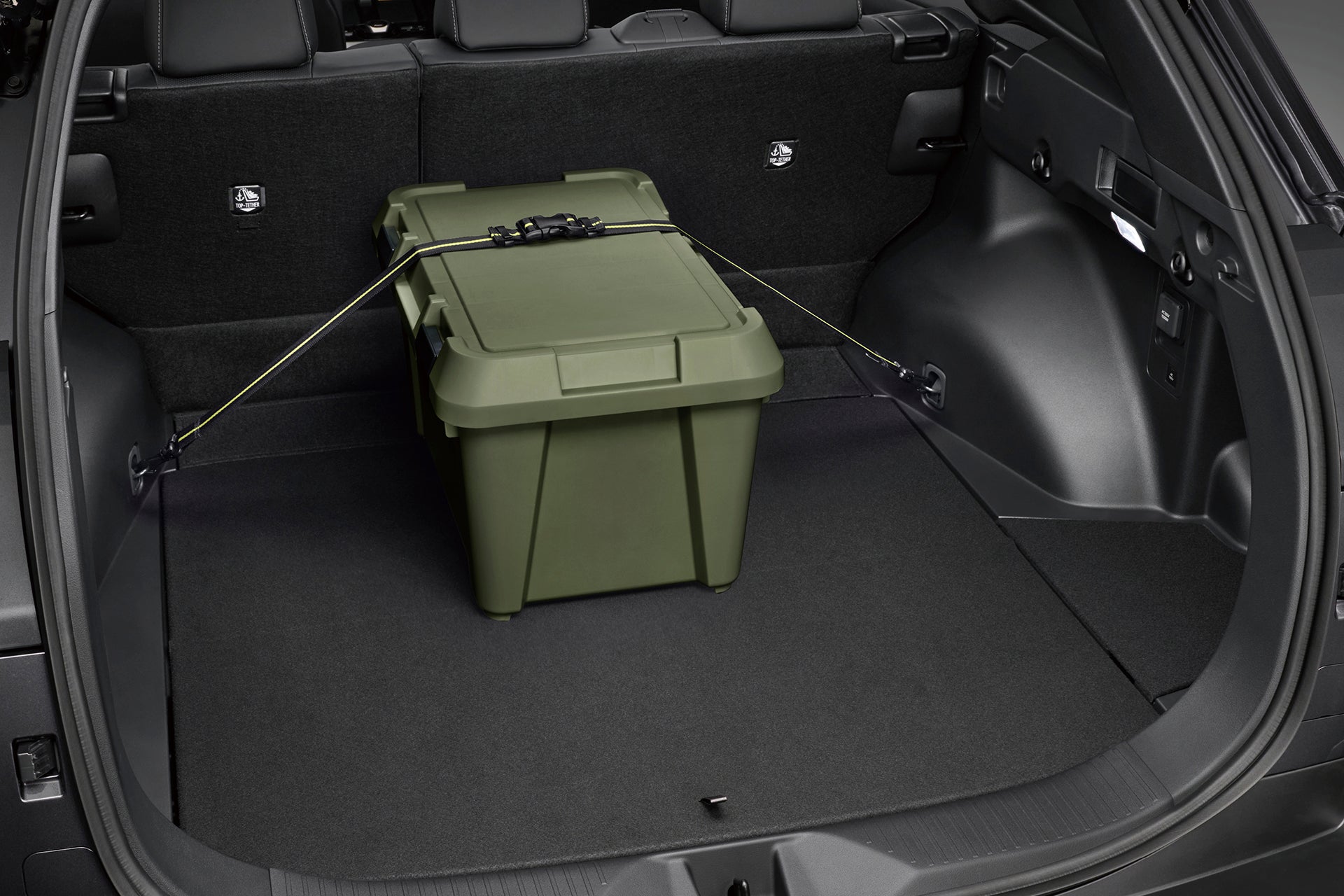 トヨタbZ4Xツーリング｜販売店オプション｜フレックスベルト使用例（左中奥のユーティリティフックを使用した場合）