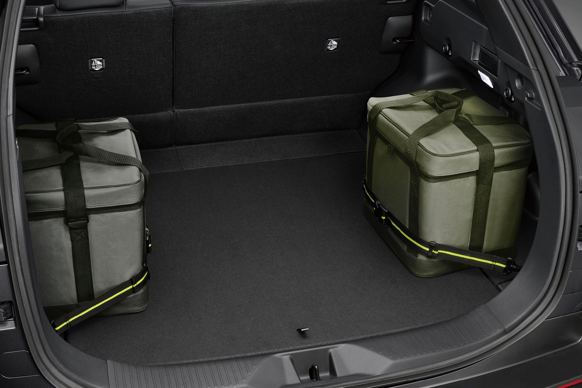 トヨタbZ4Xツーリング｜販売店オプション｜フレックスベルト使用例（左右2カ所のユーティリティフックを使用した場合）