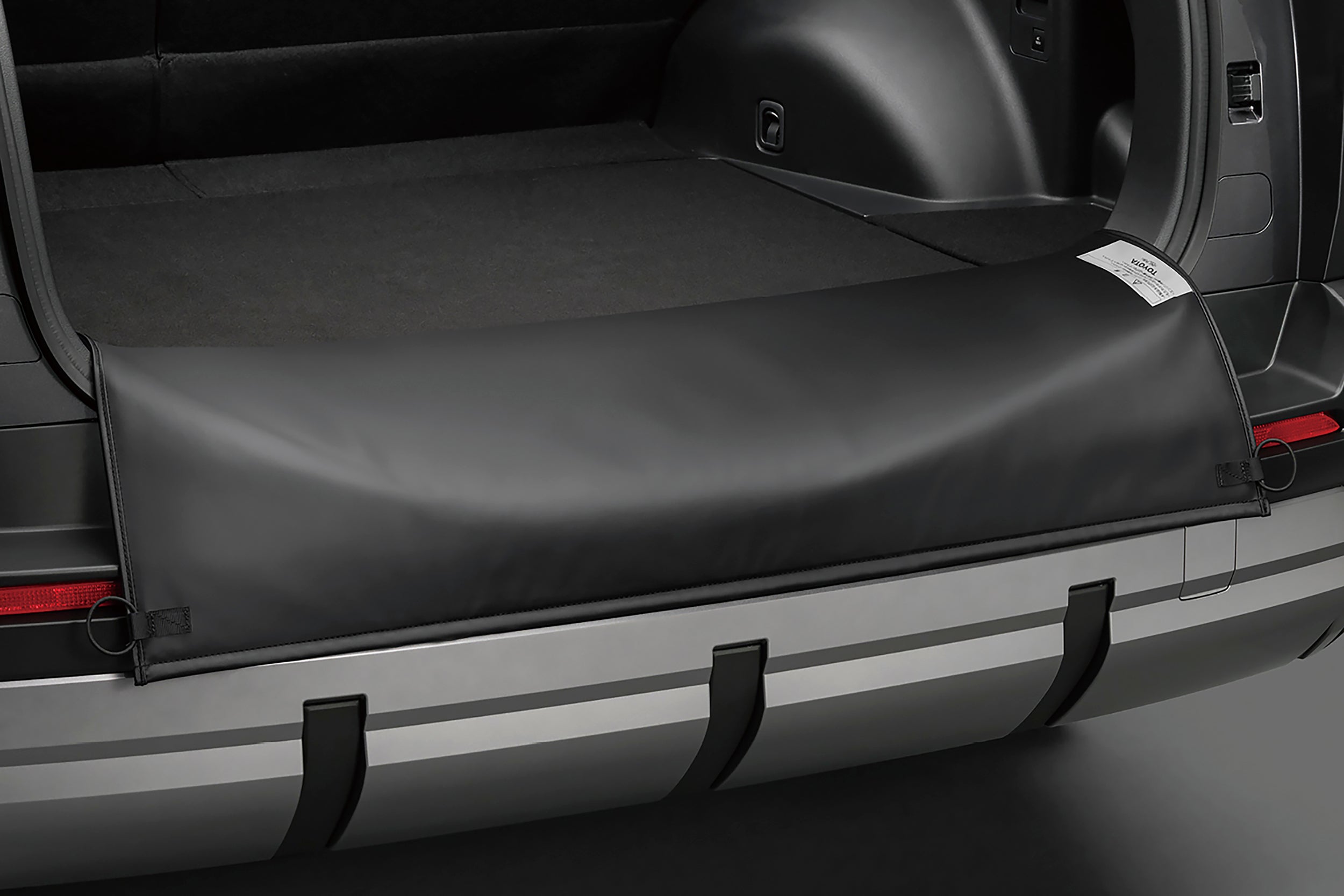 トヨタbZ4Xツーリング｜販売店オプション｜バックドアオープニングガード（バンパーカバーとして使用）