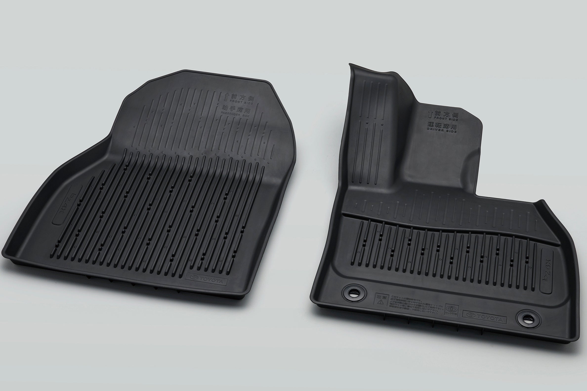 トヨタbZ4Xツーリング｜販売店オプション｜スノー・レジャー用フロアマット（縁高タイプ）：税込1万1550円（運転席・助手席）
