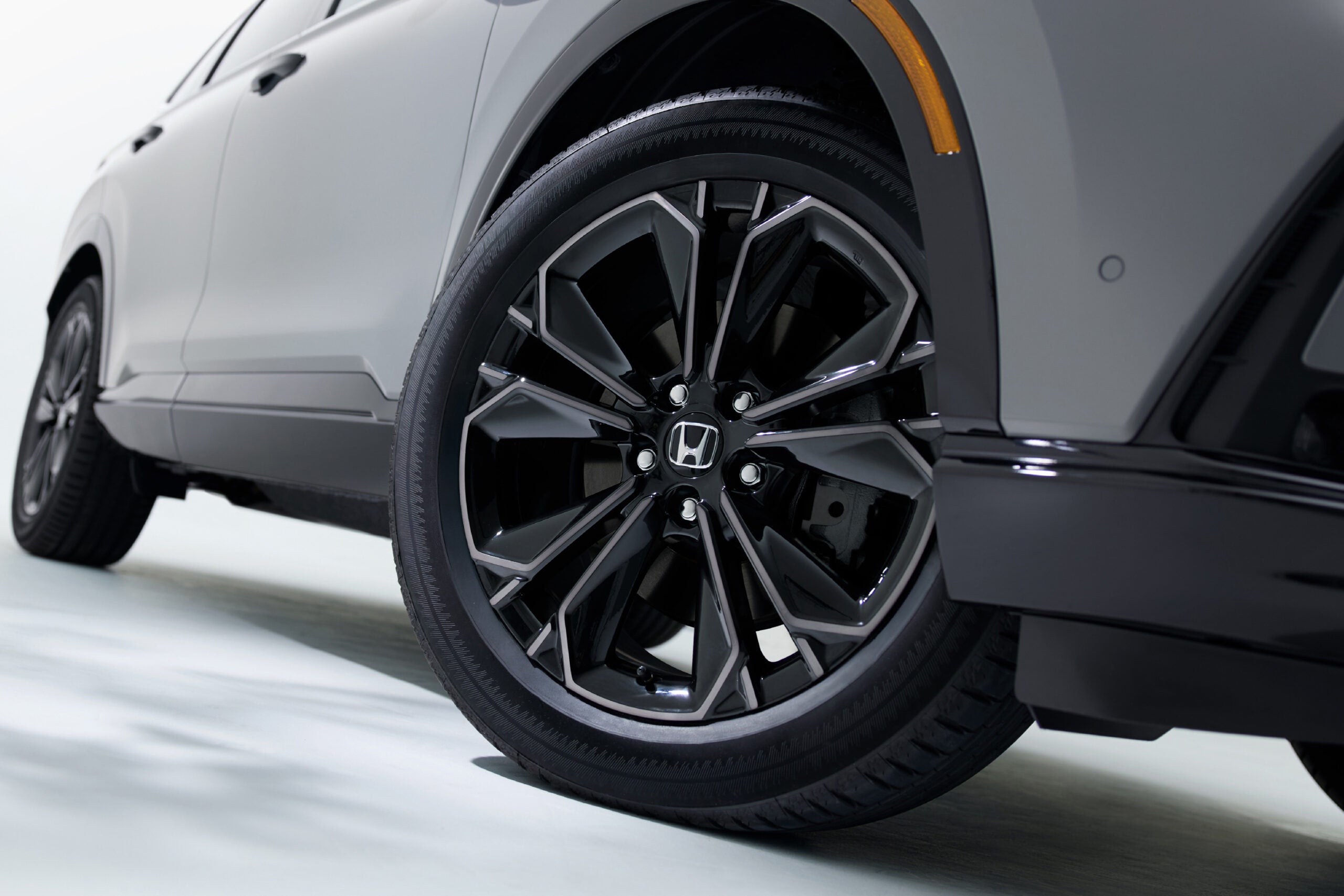 ホンダCR-V e:HEV RSブラックエディション｜19インチ ノイズリデューシング アルミホイール（ベルリナブラック＋ダーク切削クリア）