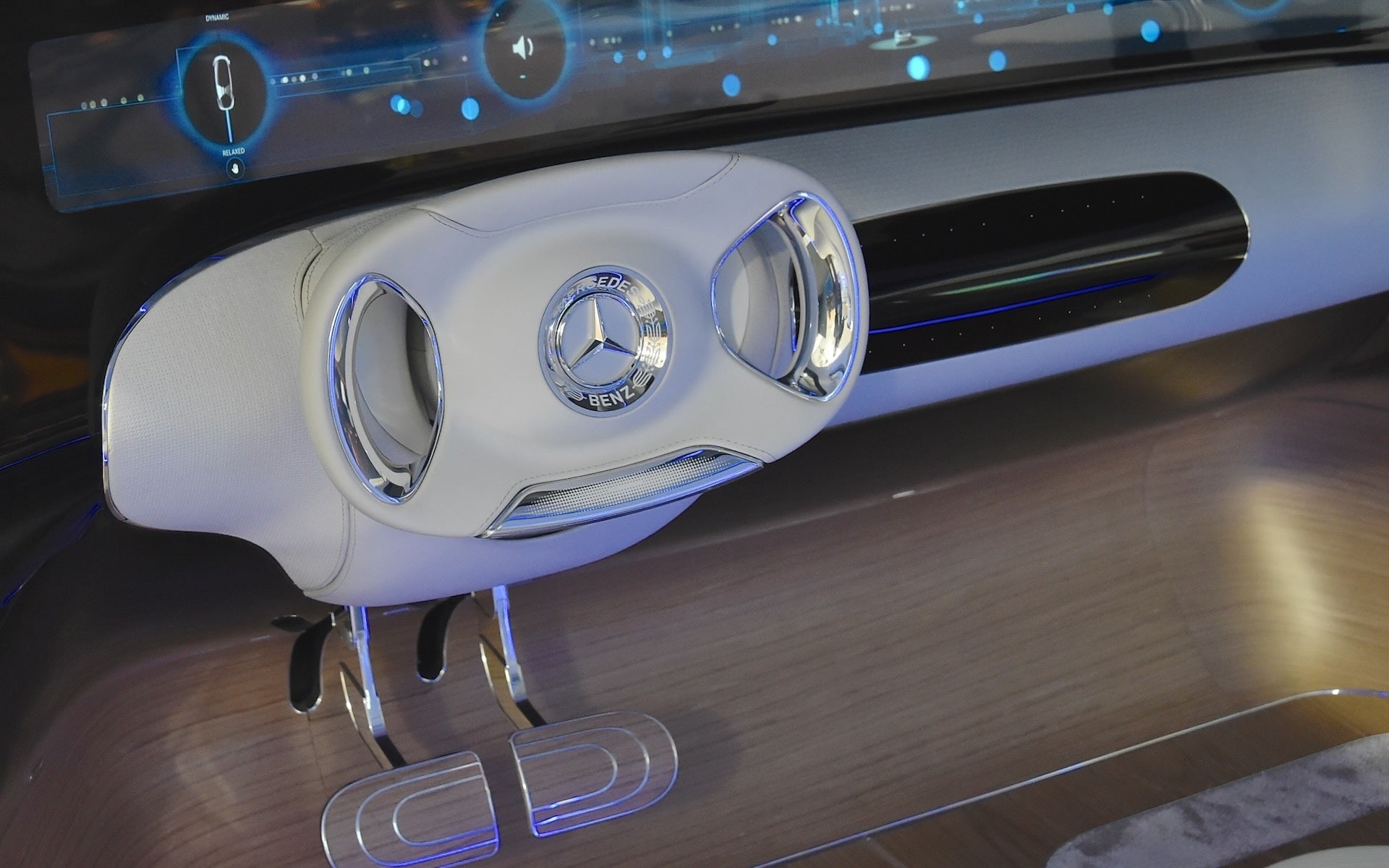 メルセデス・ベンツ F-015（2015）ではモニター操作でシフトチェンジする