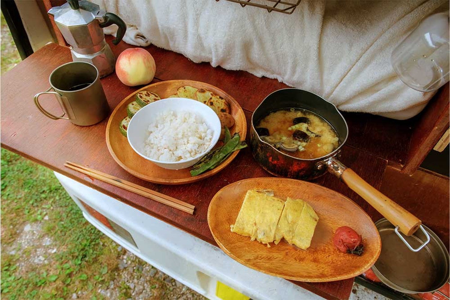 クルマ旅の楽しみのひとつ、地産の素材を車内キッチンで調理して食べる！