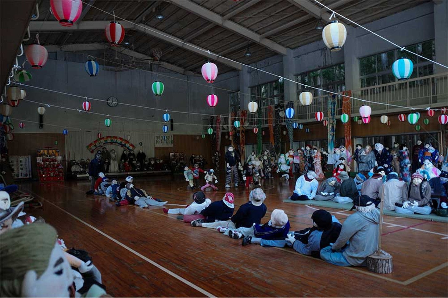 学校の体育館に入ると、まるで本当に行事が行われているような雰囲気。バリエーション豊富なかかしたちがたくさん