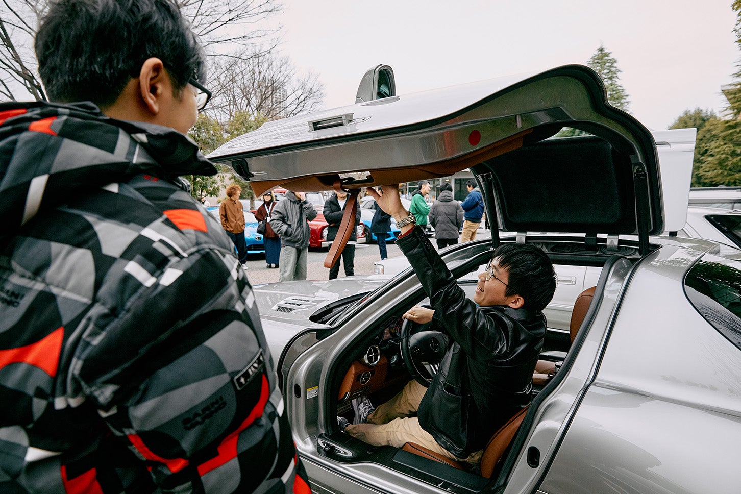 メルセデス・ベンツ AMG SLSのガルウイングドアを堪能するYCSの甲野さん