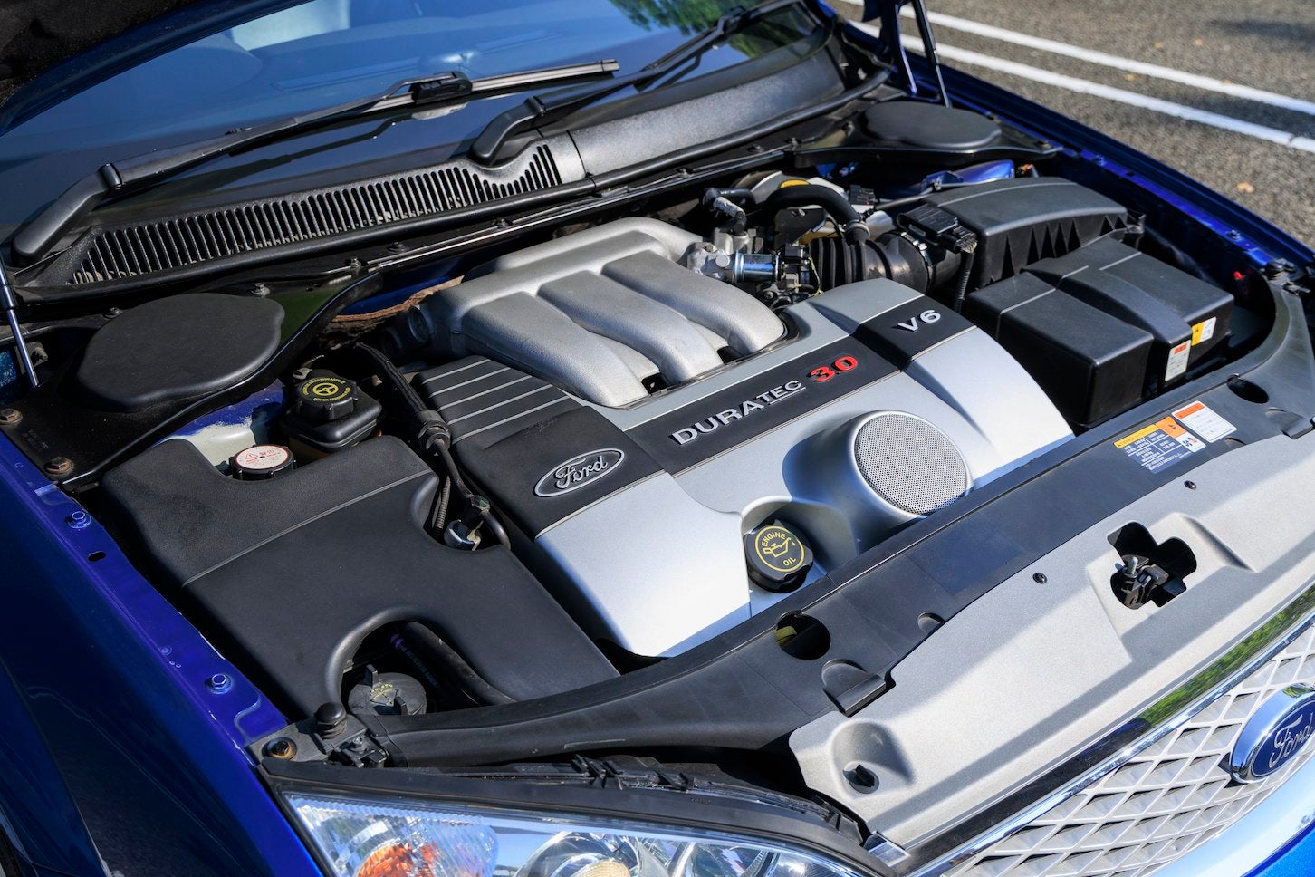 エンジンルームもキレイじゃないですか！ フォード・デュラテックのエンジンカバーがカッコイイです