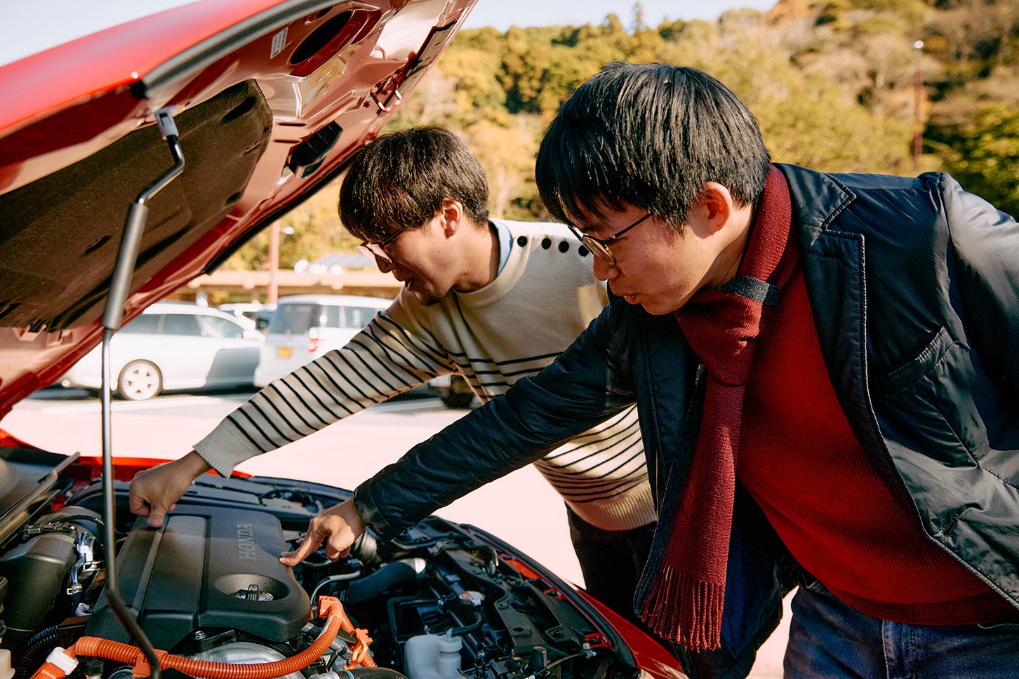 エンジンカバーがやわらかい！ そんなことを喋りながらエンジンルーム内を隅々までチェックするYCS