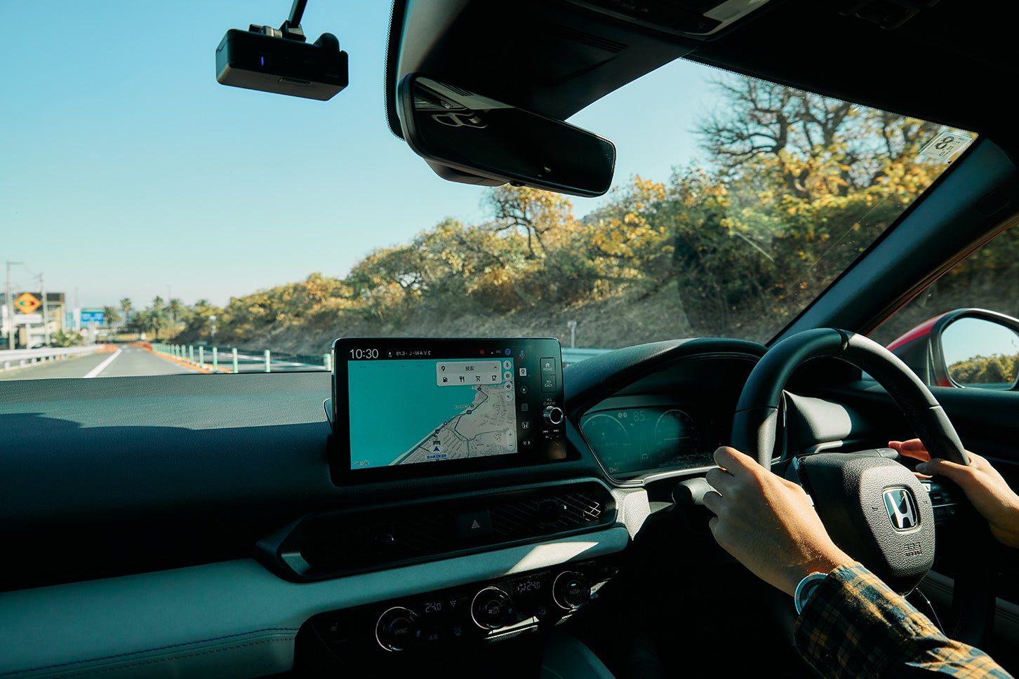 低く水平基調の視界に、Dシェイプデザインのステアリングホイール、メタル製パドル、プレリュード専用グラフィックメーターまで用意されたら、そりゃ走りたくなる