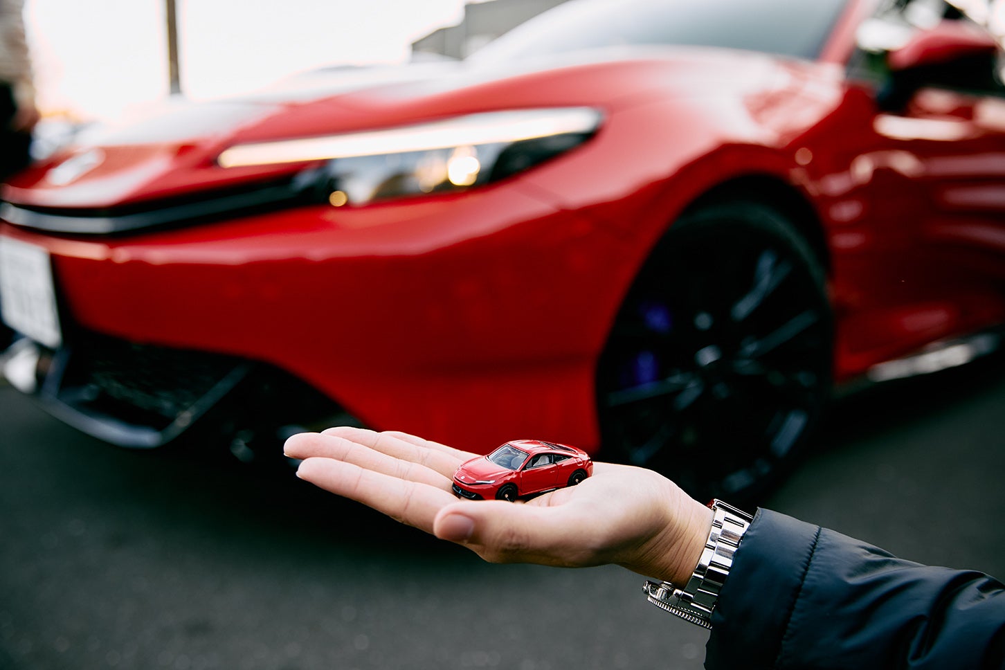 カメラマン持参のミニカーと一緒に