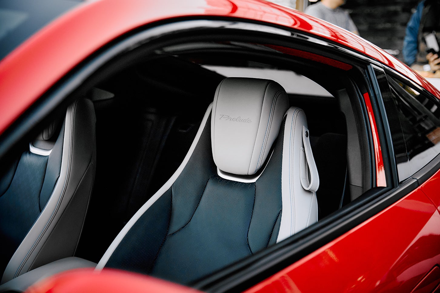 新型プレリュードの運転席はホールド性を高めたスポーツ志向で、助手席はやわらかく包み込む快適志向と、左右で異なるシート設計を採用。さすがデートカー！