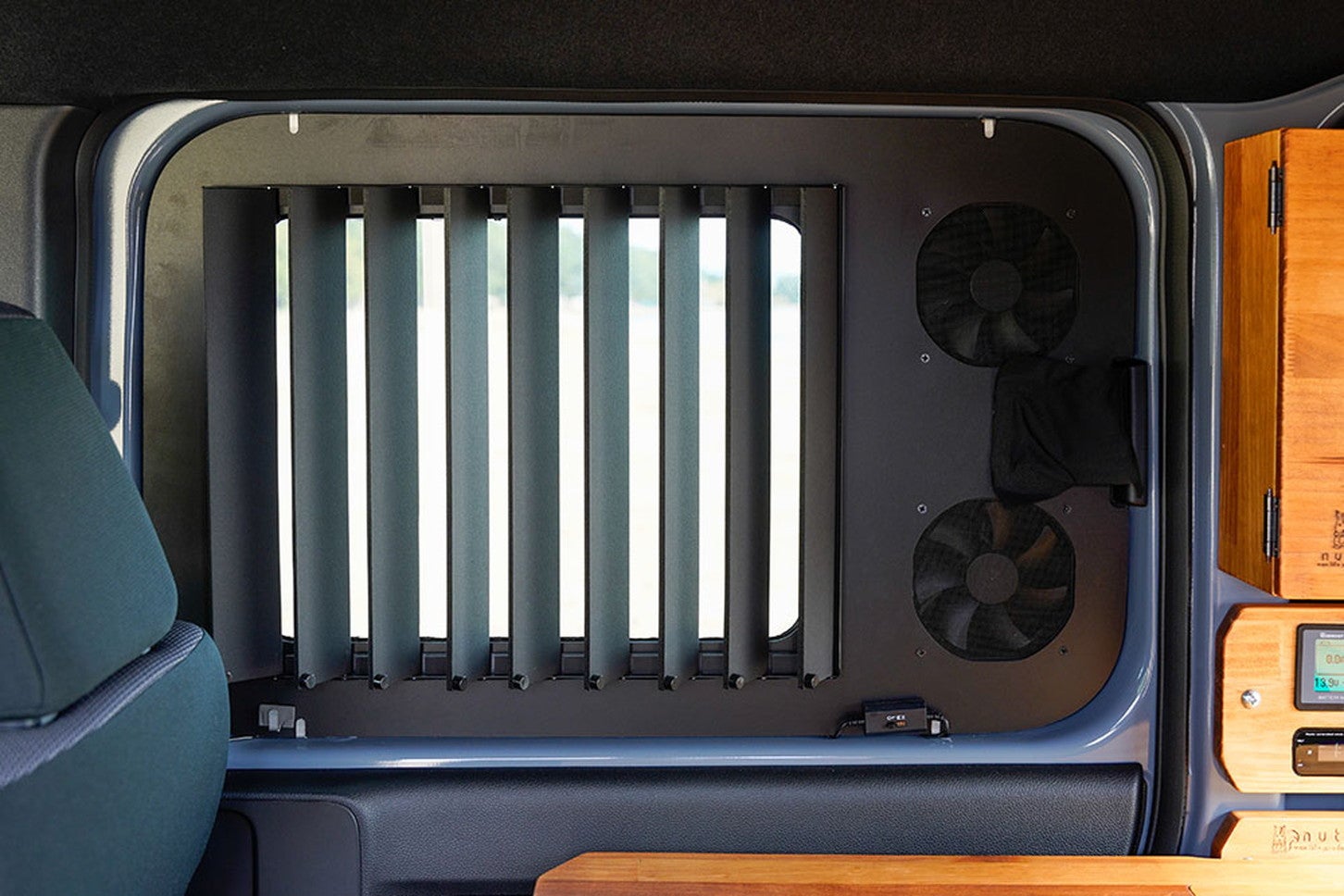 車内で快適に過ごすため、換気は意外と重要　「車中泊をもっと便利に快適に。完売続きのカスタムパーツブランドを徹底深掘り」から引用