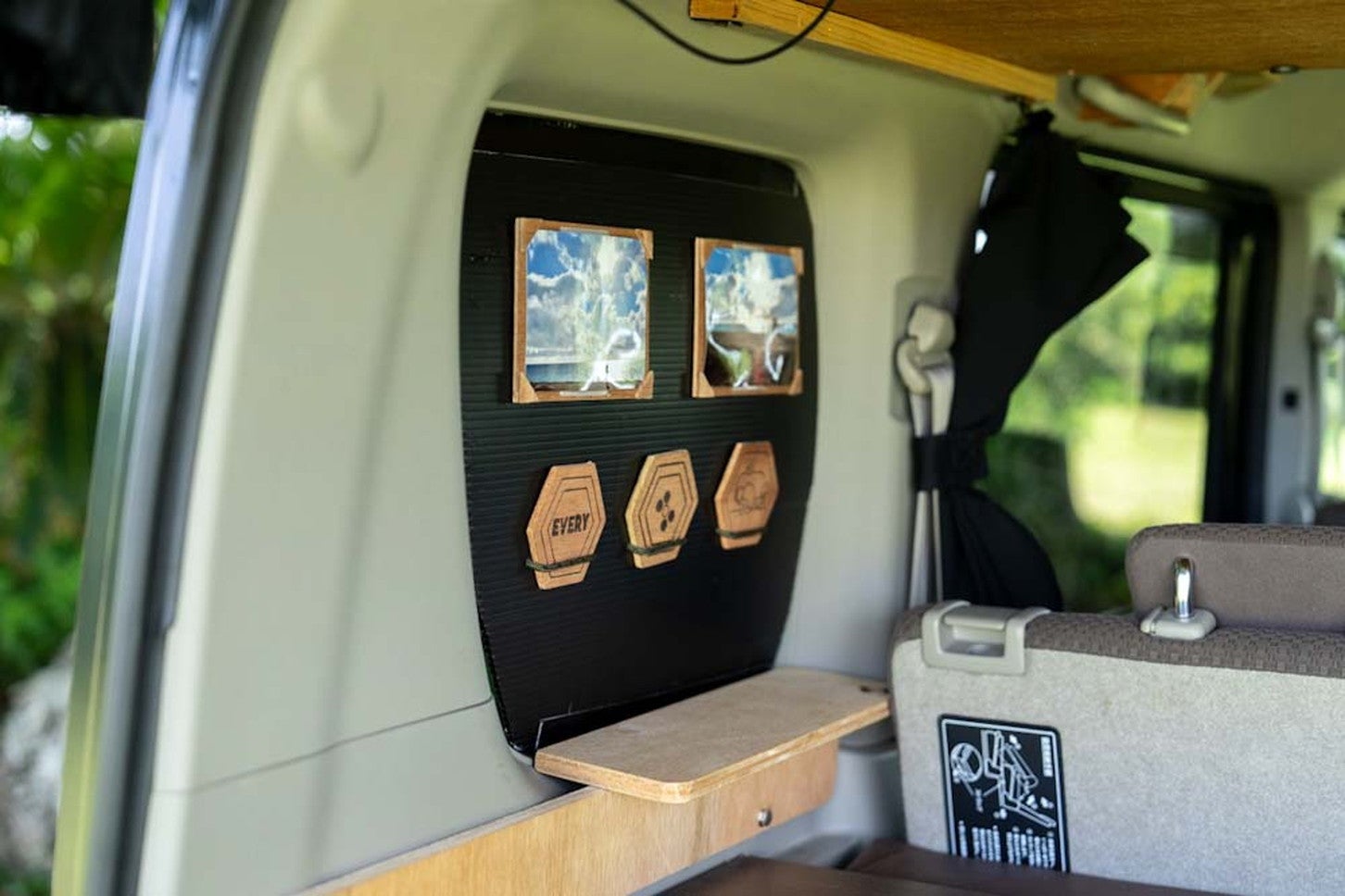 ふさいだリアクォーターウィンドウは壁面収納に。その下にもサイドテーブルを設置　「家族のため車中泊仕様にDIY。便利グッズも開発・販売するエブリイ乗りを追って沖縄へ！」から引用