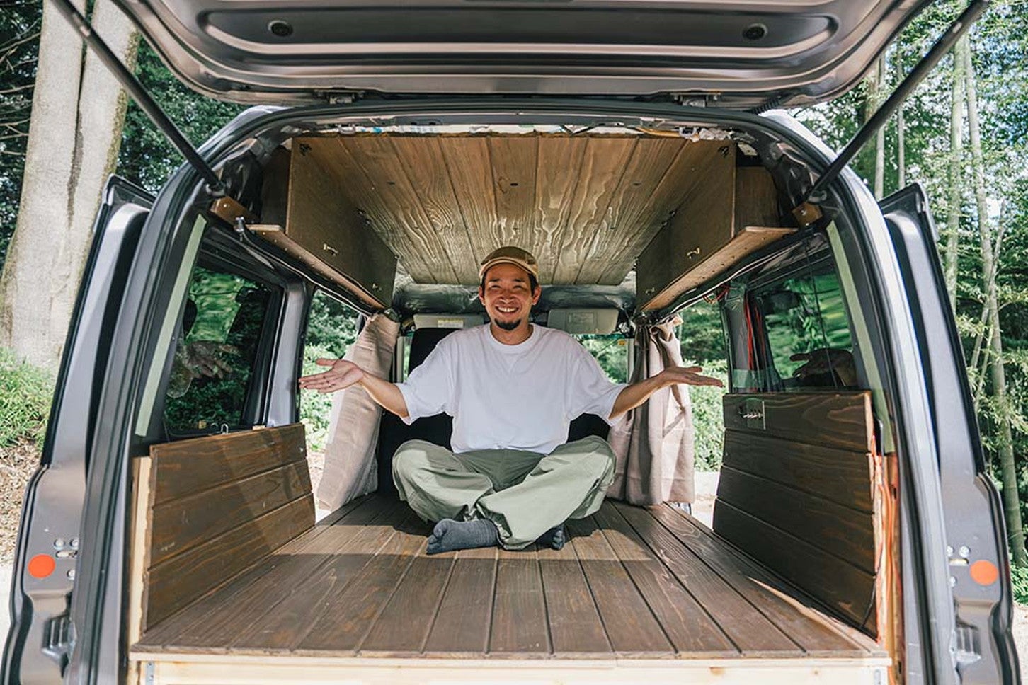 あぐらをかいても十分な高さの床面　「一から見せます！ 節約DIYで軽バンバモスを車中泊できるように改造するステップ」から引用