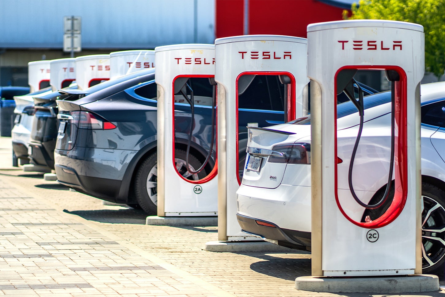 欧州では駐車場に充電ステーションが数多く設置されている。(c)Jan - stock.adobe.com