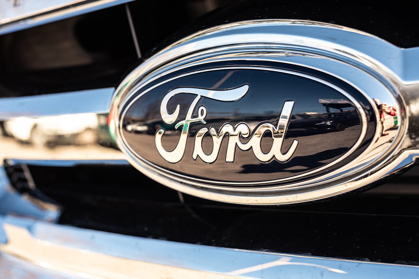 2026年2月に入り、米フォードと中国 吉利（Geely）が協力関係の構築に向けて協議を進めているとの報道が入ったばかり。(c)Road Red Runner - stock.adobe.com