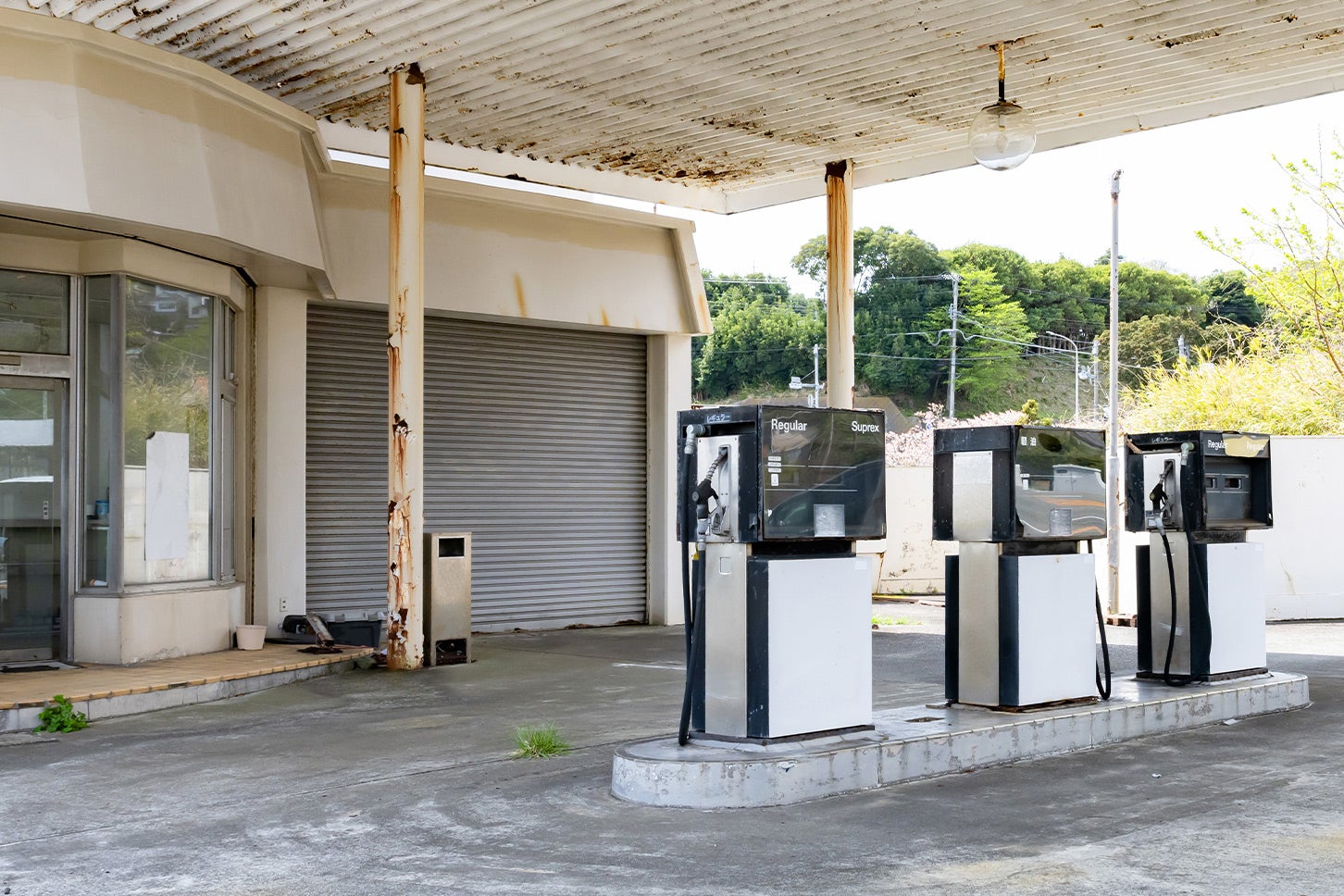 地方や郊外では閉店したガソリンスタンドをよく見かけるようになった。(c)あんみつ姫 - stock.adobe.com