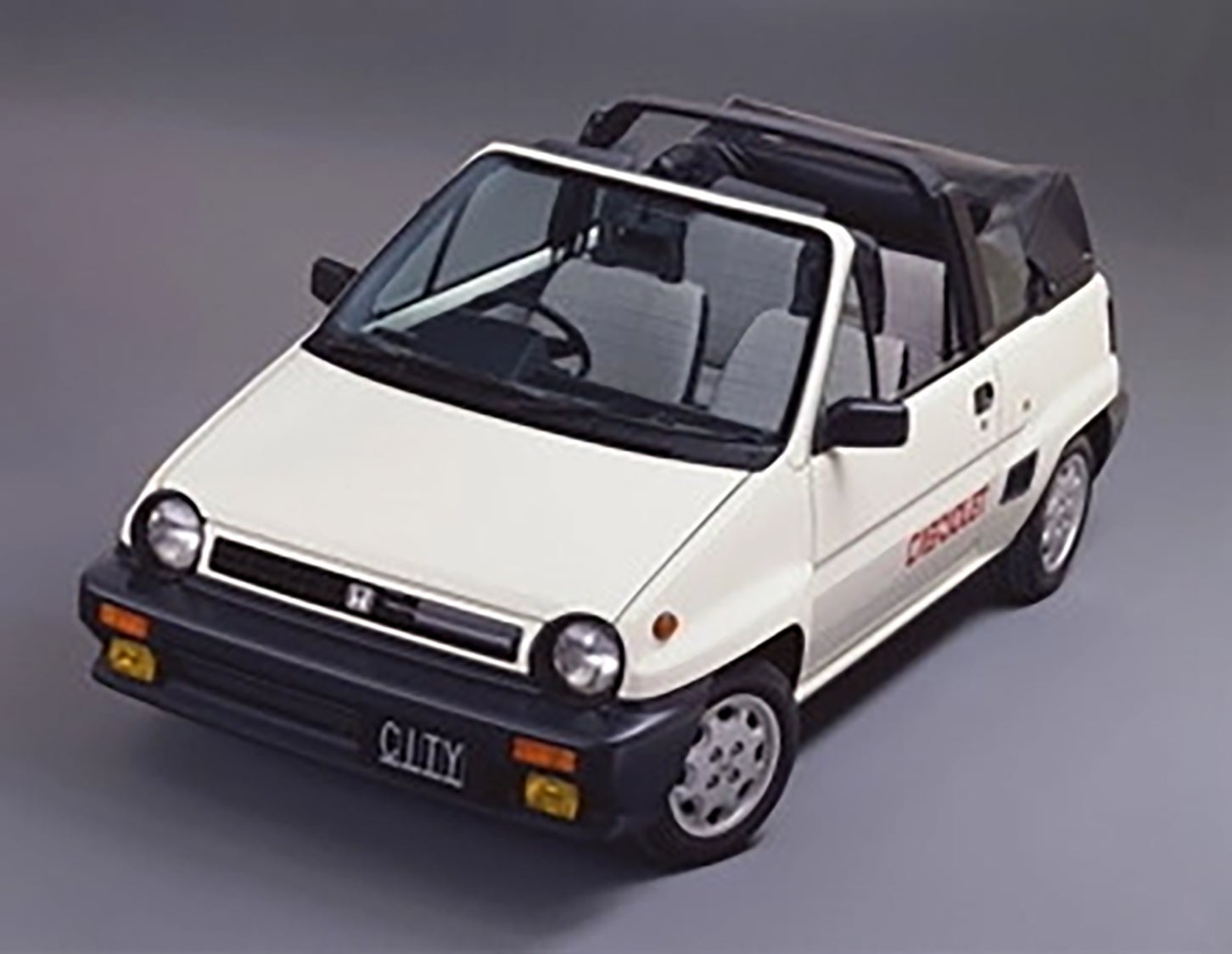 ハイルーフ（マンハッタンルーフ）やカブリオレ、上のイラストに描かれているワイドフェンダーの「ブルドッグ」も追加設定され、派生モデルが広がっていった。