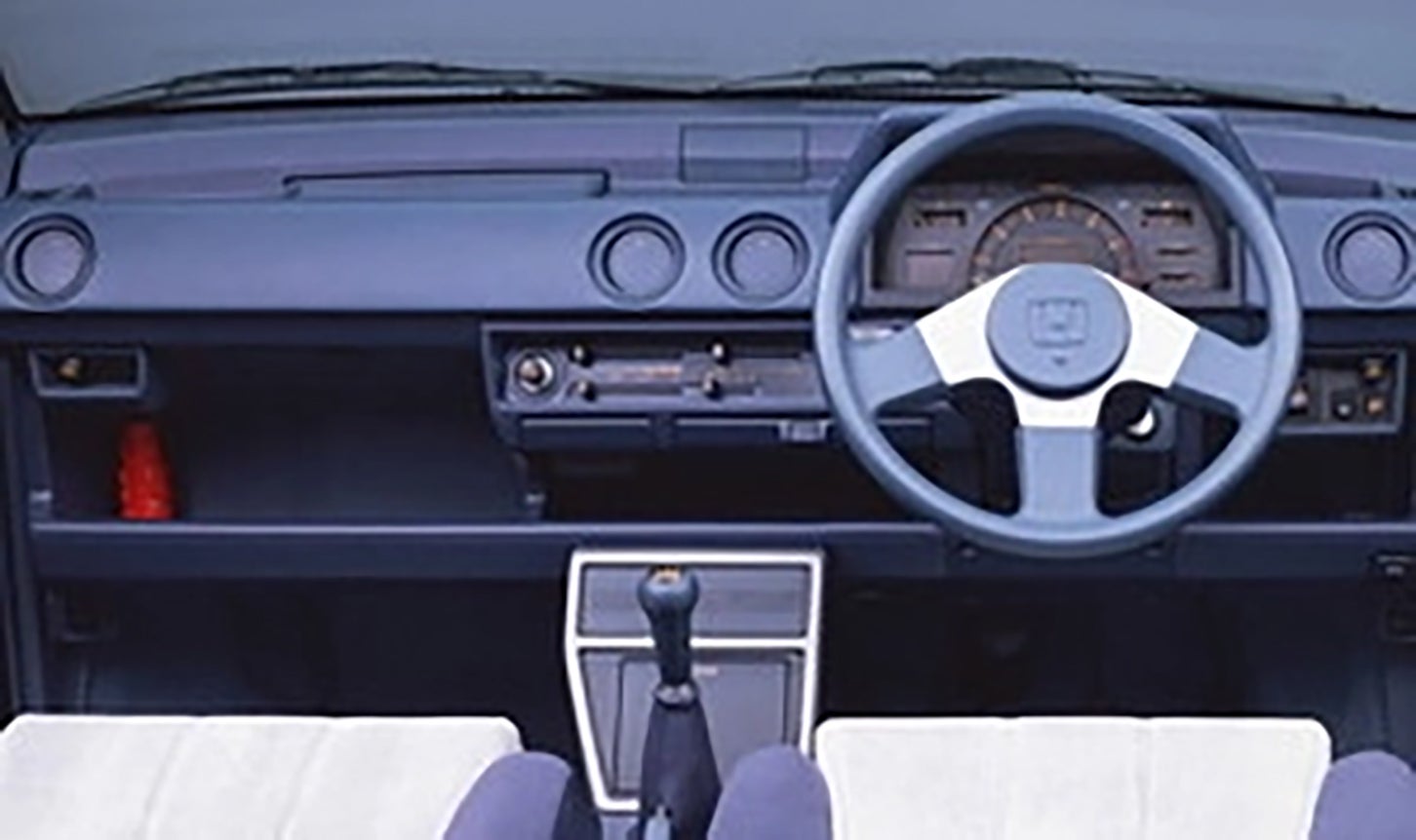 ターボⅡの内装のテーマは「スポーティ＆モダン」。リアシートは取り外して外で使うこともできる。インパネにはトレイやポケットがあちこちに設けられていた。