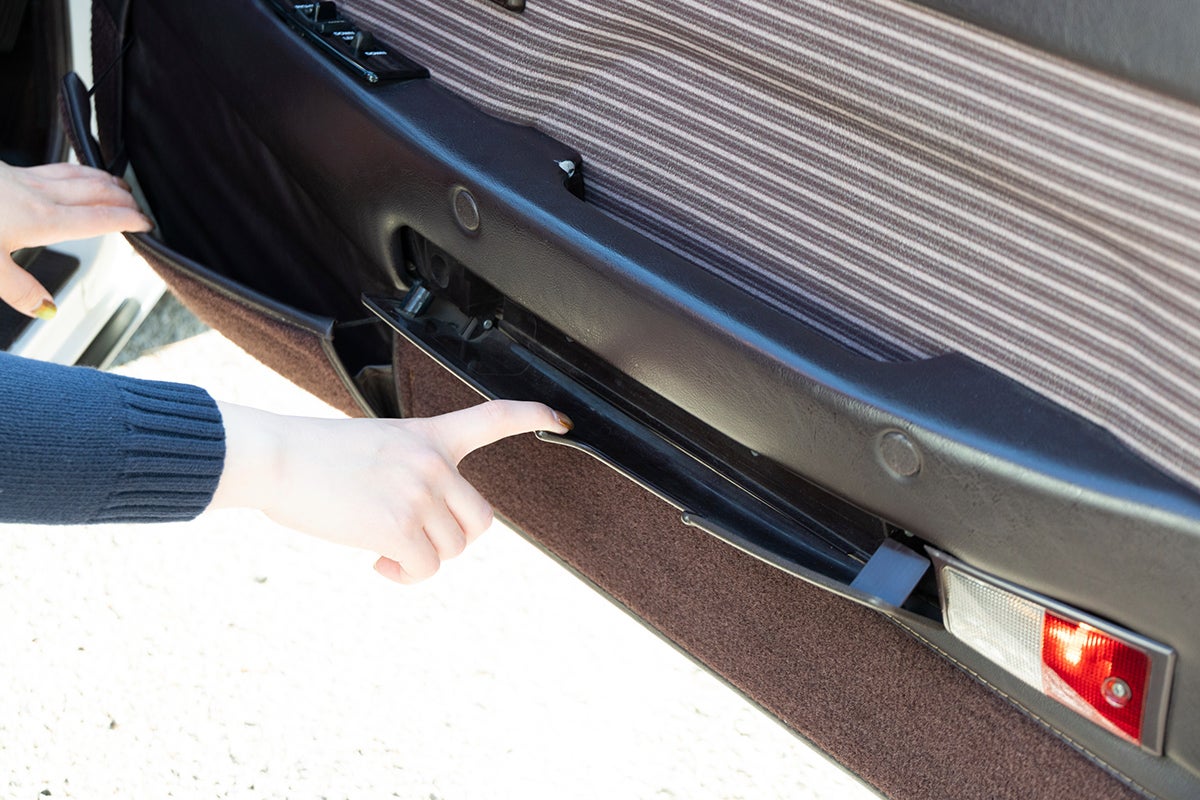 ドアポケットはなぜか下部が開閉します。何に使うんだろう……