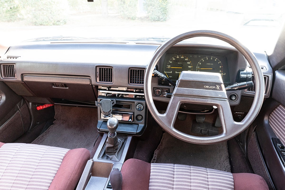 インパネまわりには物理スイッチがたくさん配置されていて、ワクワクします