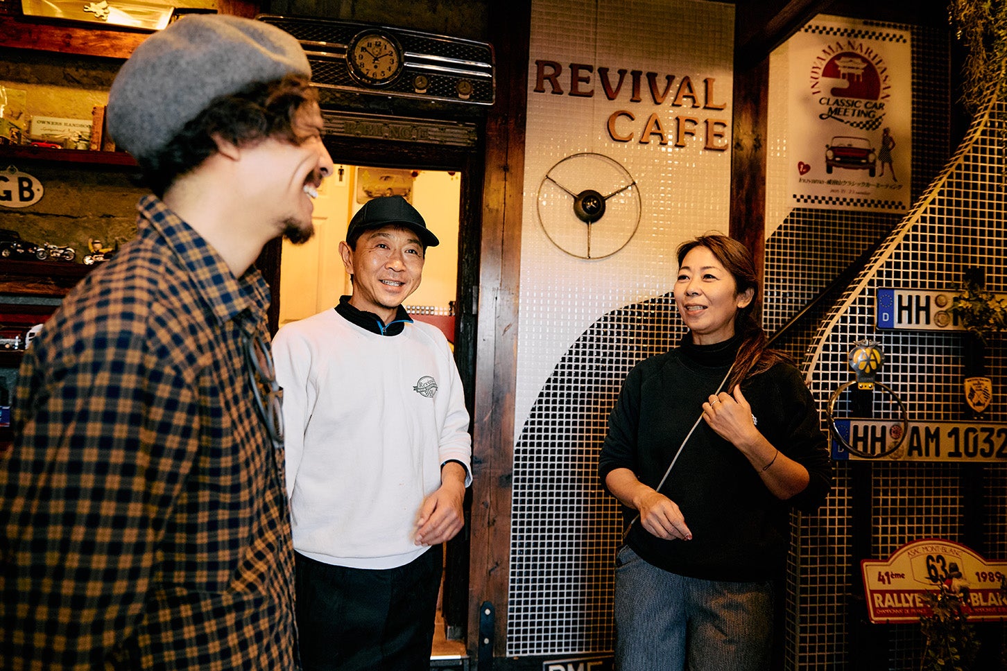 写真左から筆者、リバイバルカフェ店長の大家さん、オーナーの三﨑さん。店内に入った後、ちょっと挨拶のつもりがあっという間に談笑に