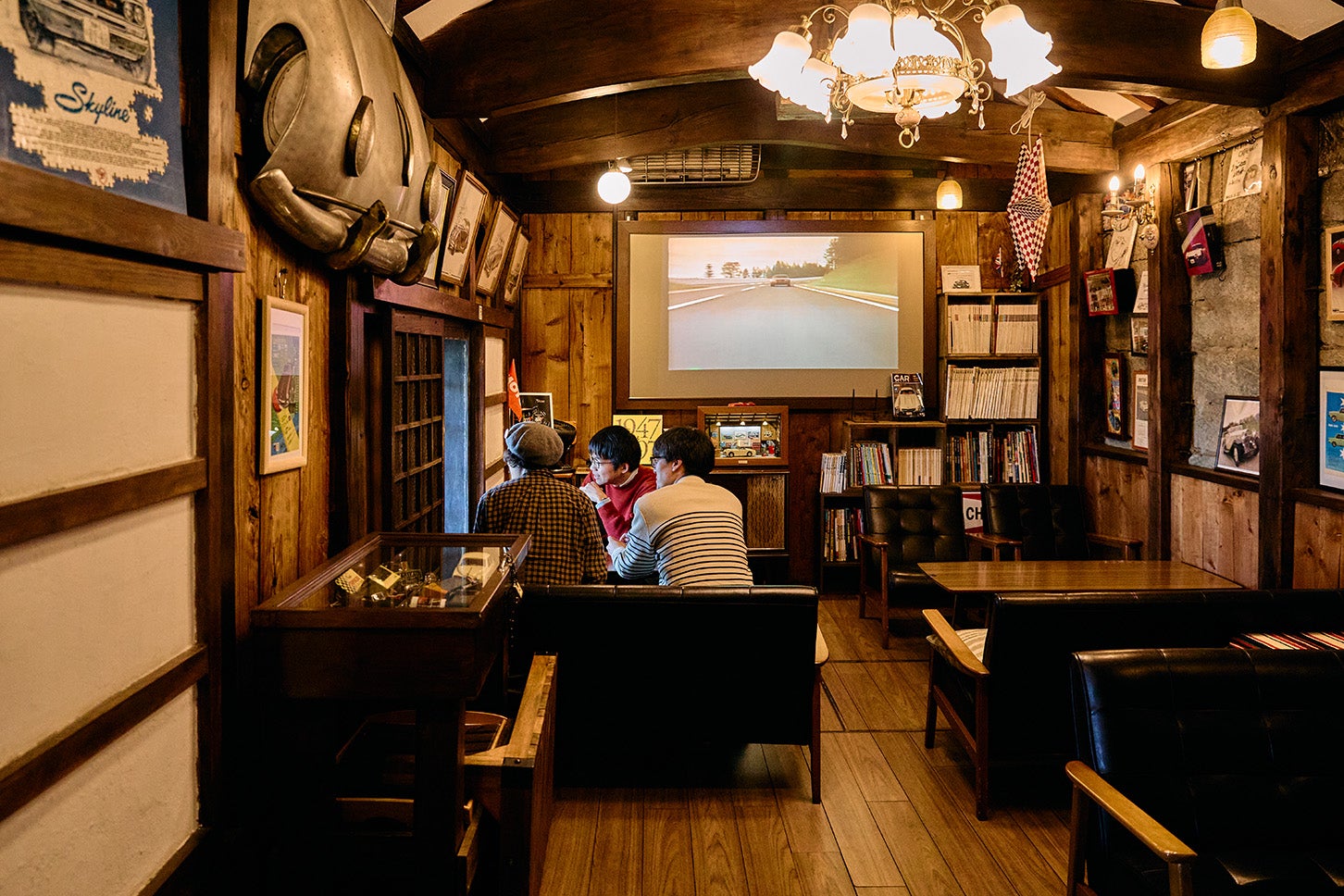 2階も1階と同様、クルマ雑貨に囲まれた洒落た空間。窓際の席は、お店に入ってきたクルマを真っ先にチェックできて楽しい