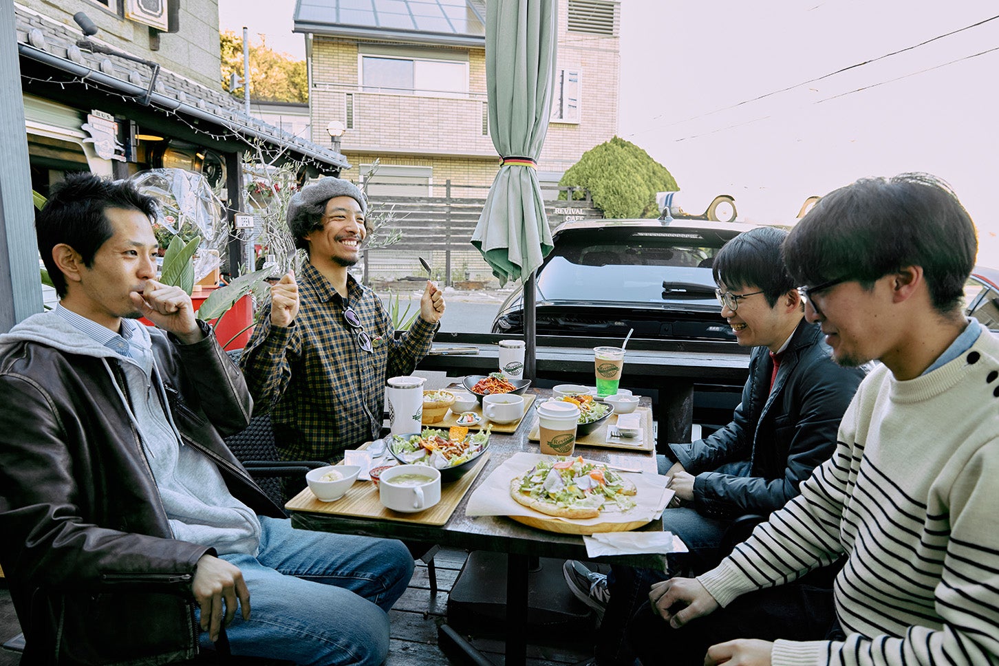 晴れの日は、ぜひ1階テラス席でオープンエアを楽しんで！