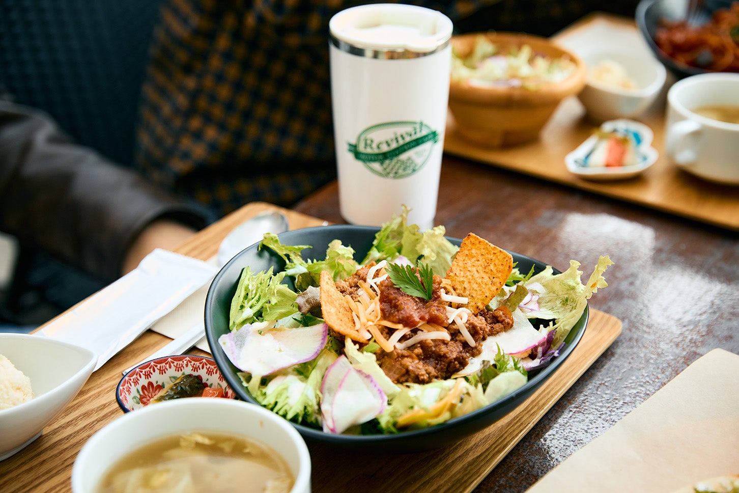 リバイバルカフェの定番メニュー「タコライス」！ タコライス（スープ・小鉢・ピクルス付き）1600円で、常連になるとタンブラーを置かせてもらえます（笑）