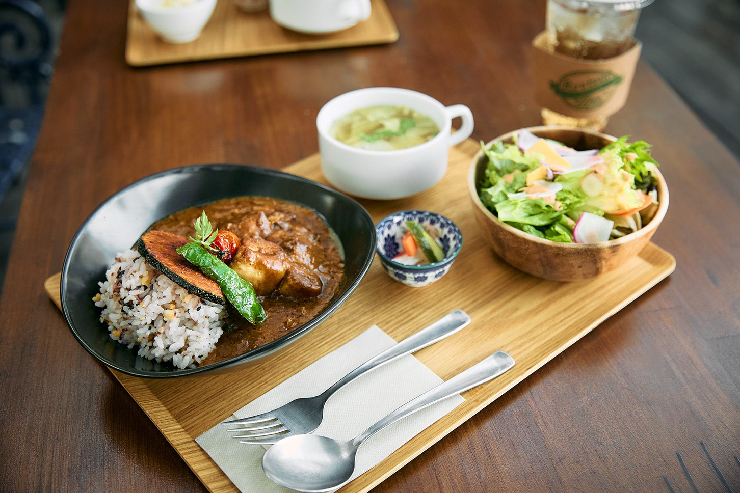 こちらは「本日のカレーライス」より、「スパイスポークカレー」単品1700円！ +200円で大盛にもできる