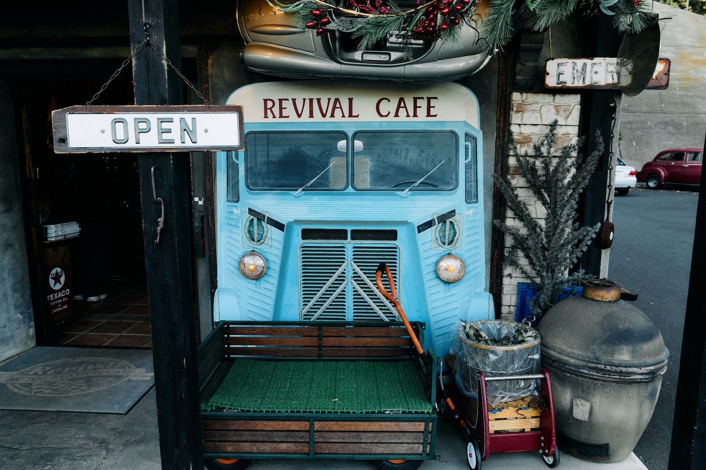 カフェの入口付近にはさまざまなオブジェが置かれ、クルマ好きの童心をくすぐってくる