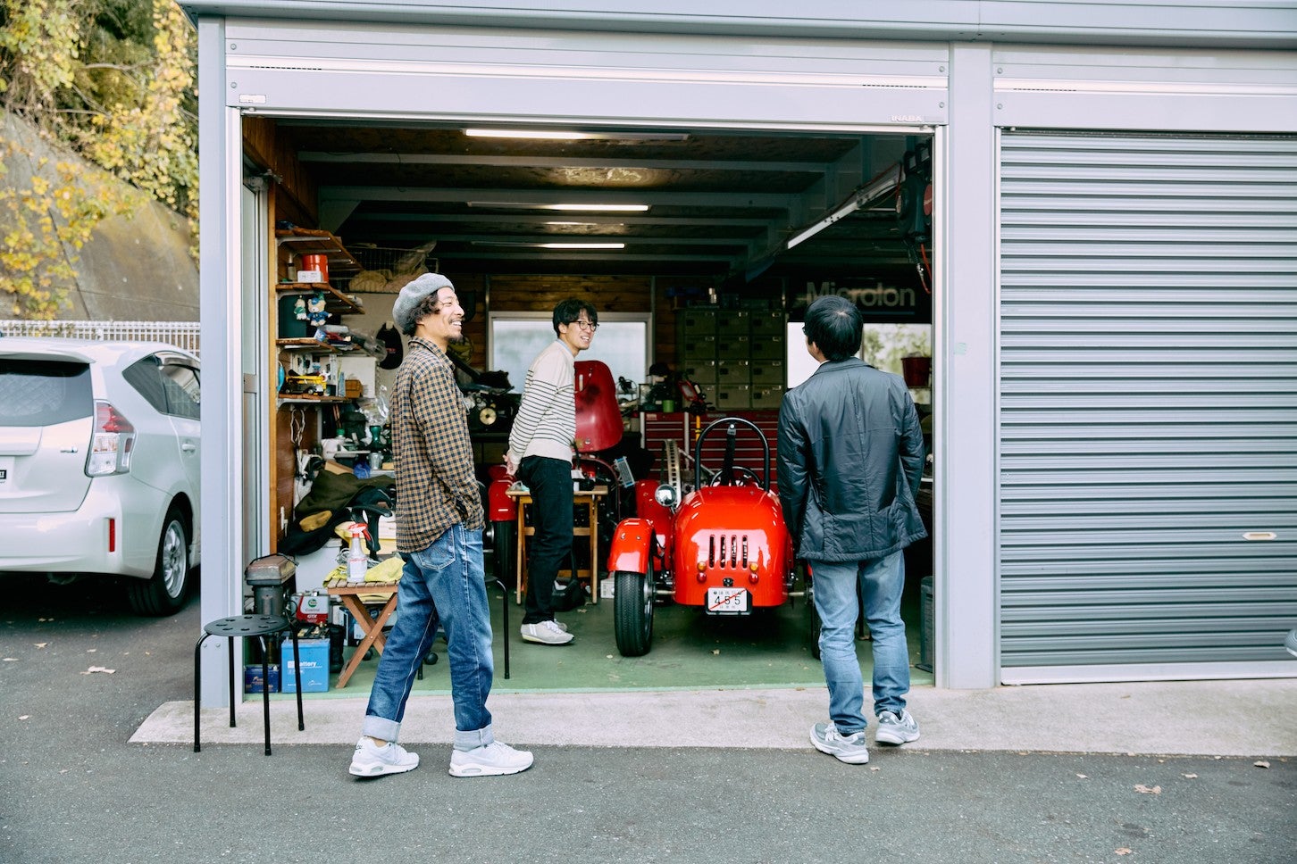 駐車場内にあるガレージも見応えあり。ひと声掛けたら見学させてくれる場合も